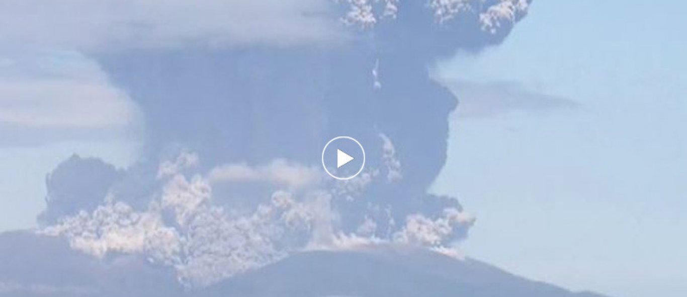 Spectaculaire webcambeelden vulkaanuitbarsting Japan image