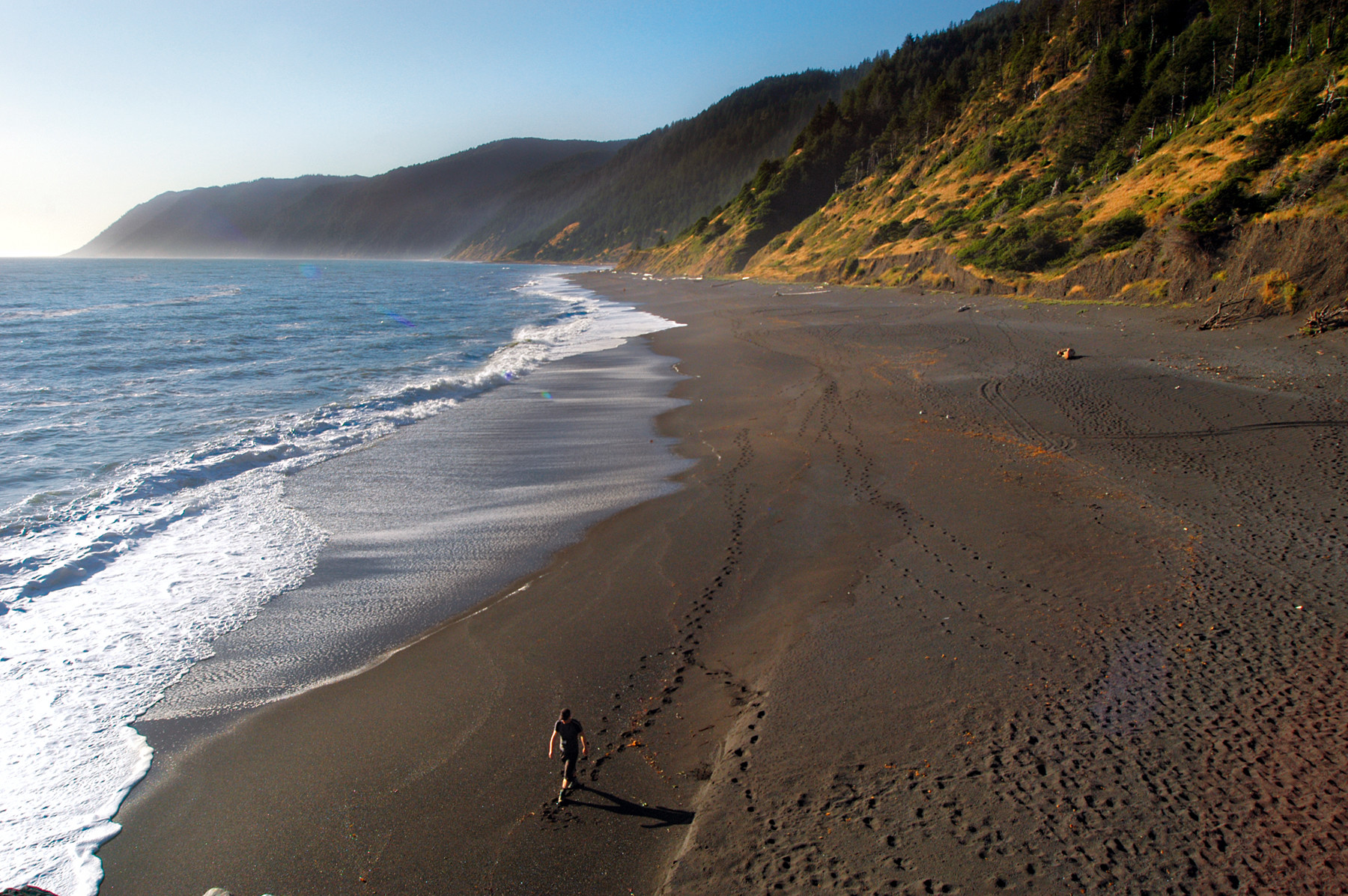 De vulkanische stranden van de Amerikaanse Lost Coast heb je (bijna) voor jezelf. Foto: Mark Mackintosh / Columbus Travel