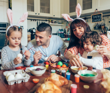 Familie in Bulgarije beschildert paaseieren