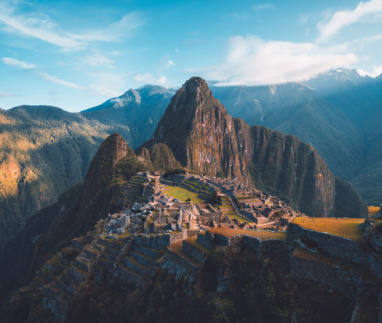 Het majestueuze Machu Picchu in Peru in een gouden gloed