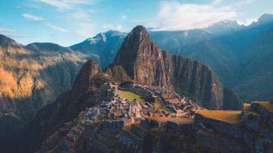 Het majestueuze Machu Picchu in Peru in een gouden gloed