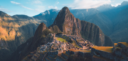 Het majestueuze Machu Picchu in Peru in een gouden gloed