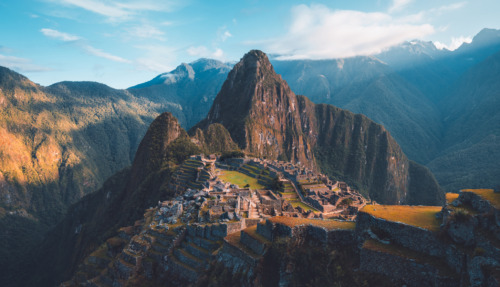 Het majestueuze Machu Picchu in Peru in een gouden gloed
