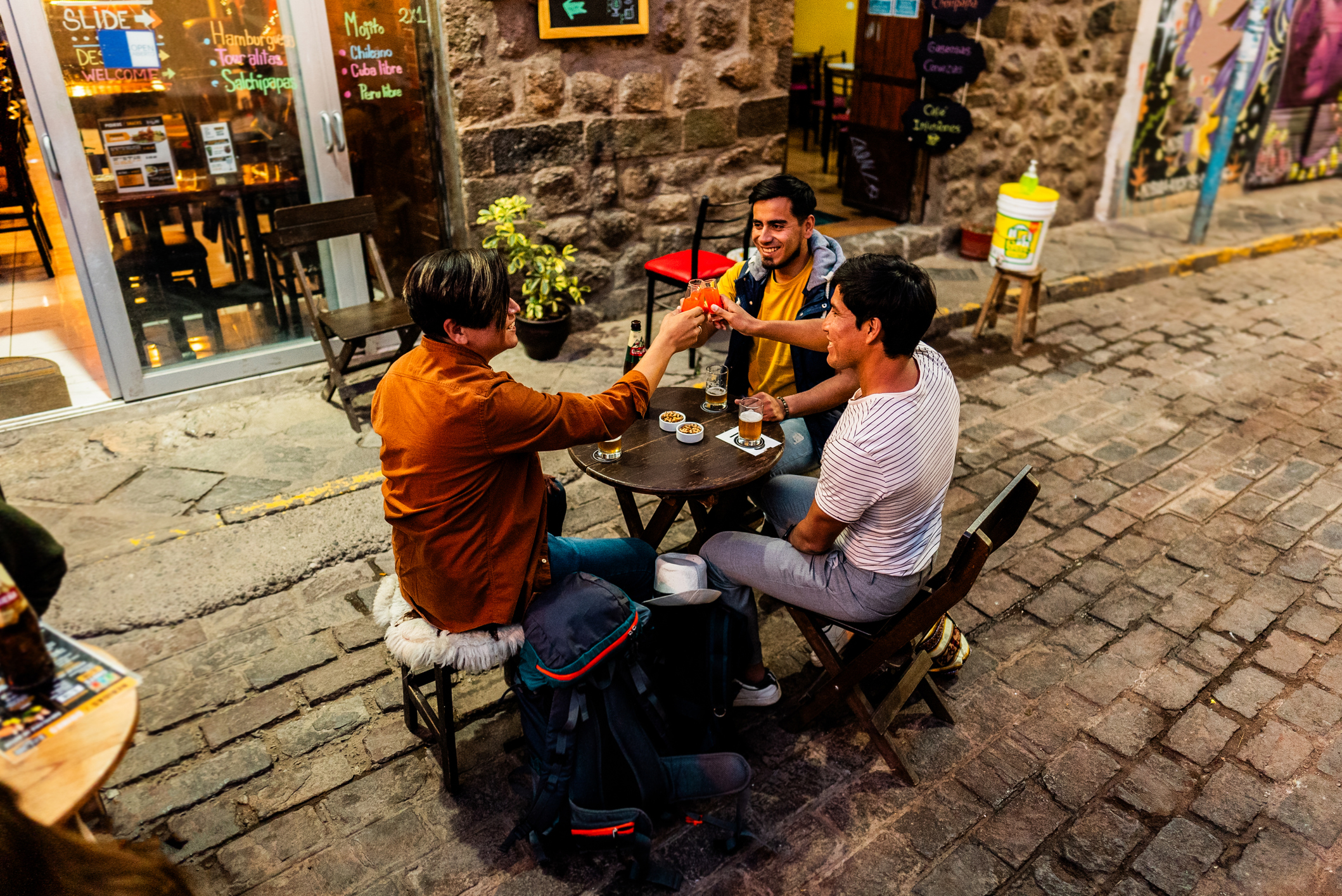 Peru’s nationale trots, de Pisco Sour, is gevaarlijk lekker. Maar wees gewaarschuwd: de cocktail wordt bereid met eiwit, limoensap en een stevige scheut pisco. Op een hoogte van 2430 meter tikt alcohol twee keer zo hard aan. 