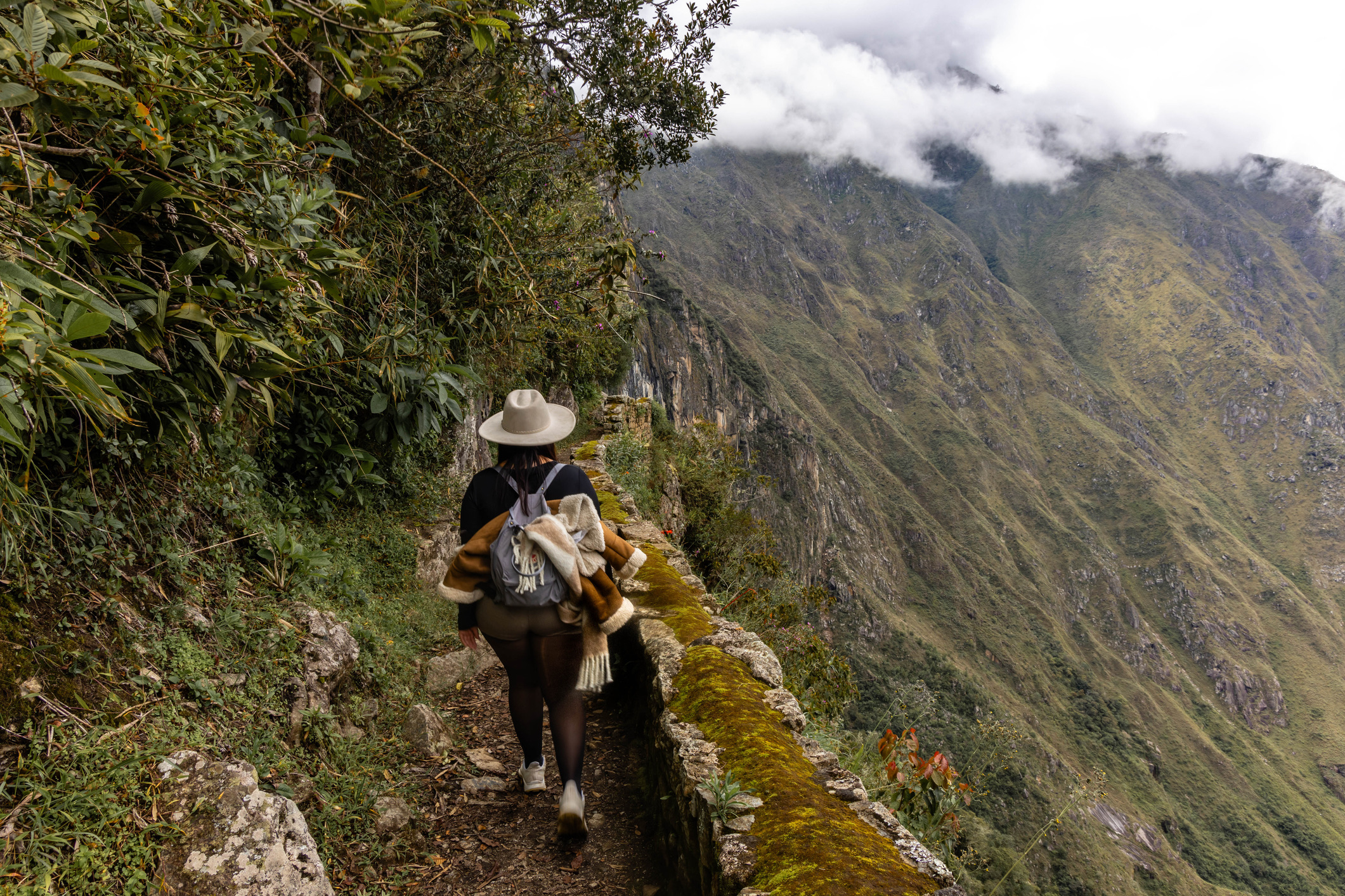 Veel reizigers mijden de regentijd in Peru, maar het laagseizoen (november tot april) heeft grote voordelen: de ruïnes zijn mystiek door de opstijgende mist en de flanken van de bergen zijn diepgroen. 