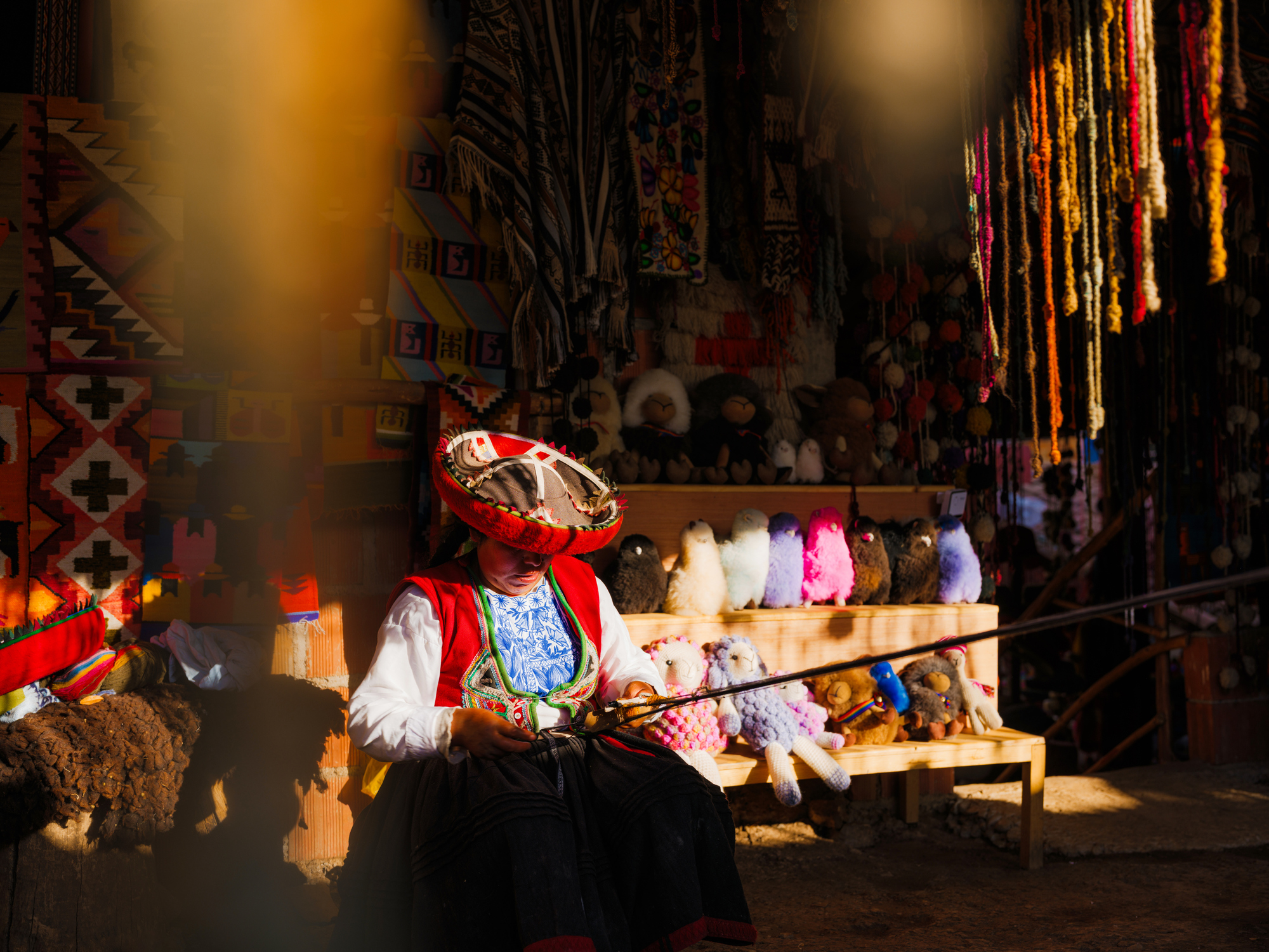 In dorpen als Ccaccaccollo zie je hoe lokale wevers handgemaakte kleding maken van alpacawol volgens eeuwenoude tradities. 