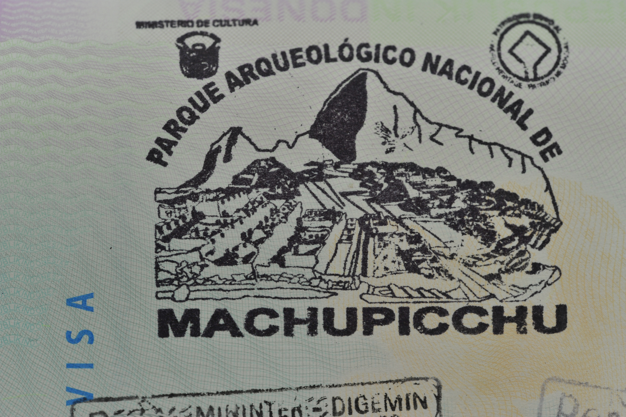 Zonder origineel paspoort kom je de site van Macchu Picchu niet op; een kopie wordt door de controleurs in Peru pertinent geweigerd. Daarnaast is het officieel verplicht om de site met een gecertificeerde gids te betreden. 