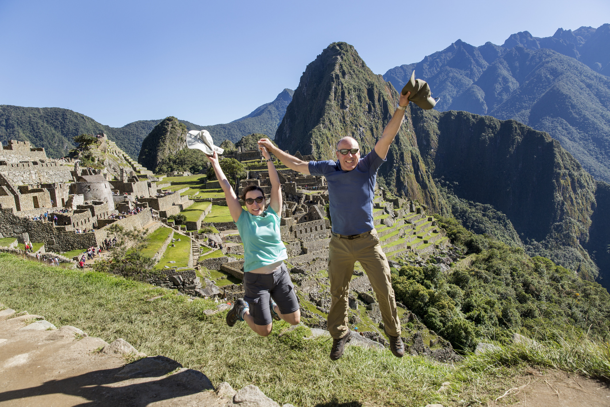 Het lijkt de ultieme vakantiefoto: een gat in de lucht springen met de Incastad op de achtergrond. Toch is dit strikt verboden. Machu Picchu kampt met erosie en de collectieve druk van duizenden voeten zorgt voor instabiliteit. 