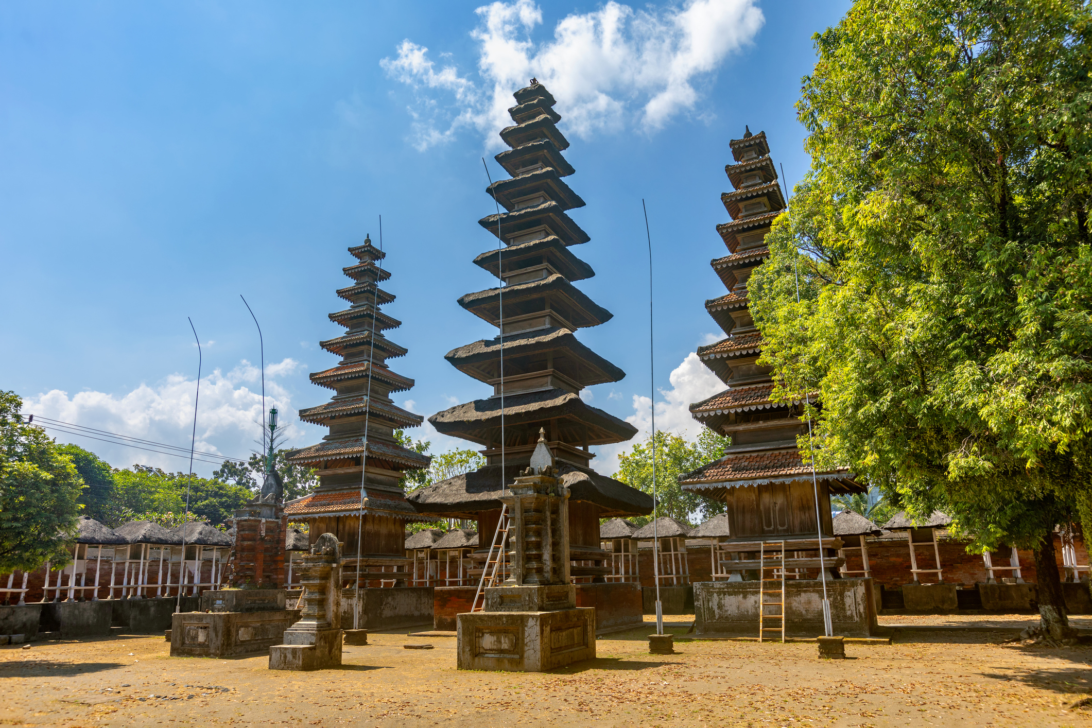Zoek een moment van stilte en verdieping door een bezoek te brengen aan de historische hindoetempels op het eiland Lombok. Het culturele paradepaardje is Pura Meru in Mataram, een achttiende-eeuws tempelcomplex dat is gewijd aan de hindoestaanse drie-eenheid Brahma, Vishnu en Shiva. De binnenplaats telt maar liefst 33 kleine heilige heiligdommen en drie opvallende, met riet bedekte torens (meru's). Elk van deze torens vertegenwoordigt een godheid en kent een eigen symbolische kleur doek.