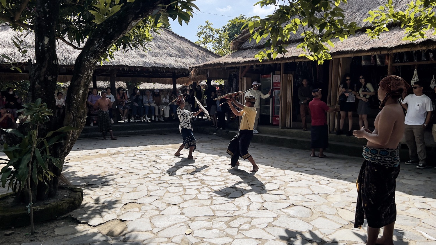 Zo’n 85% van de inwoners van Lombok behoort tot de inheemse Sasak-bevolking. Een deel van hen belijdt nog het Wetu Telu: een fascinerende en unieke geloofsovertuiging waarin elementen van de islam, het Balinees hindoeïsme en het animisme samenkomen. Voorouders worden intensief geëerd tijdens belangrijke ceremonies zoals bruiloften en de bouw van nieuwe woningen. Volgens traditionele gelovigen is de vulkaan Gunung Rinjani de heilige verblijfplaats van hun voorouders en de Oppergod, wat de berg een diep spirituele lading geeft.