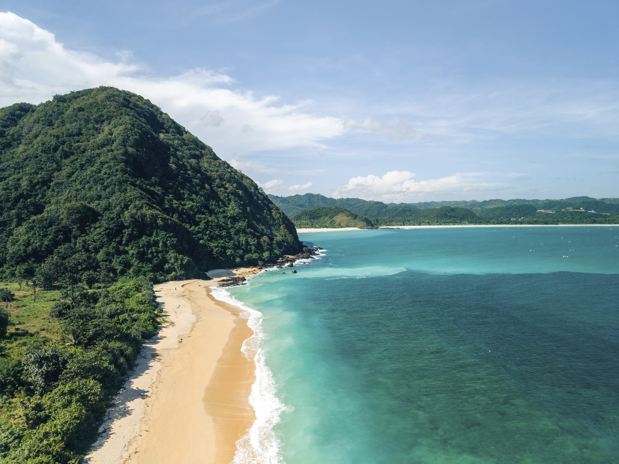 Voor een beetje reuring en hippe horeca strijk je neer in surfspots zoals Senggigi of Kuta Lombok. Maar wie de scooter pakt en ten westen van Kuta rijdt, ontdekt al snel de mooiste en rustigste baaien van het eiland. Onze favorieten zijn Mawun en Selong Belanak. Kom je hier vroeg in de ochtend of op een doordeweekse dag, dan heb je het poederzachte witte zand en de beschutte, turquoise zee vrijwel voor jezelf.