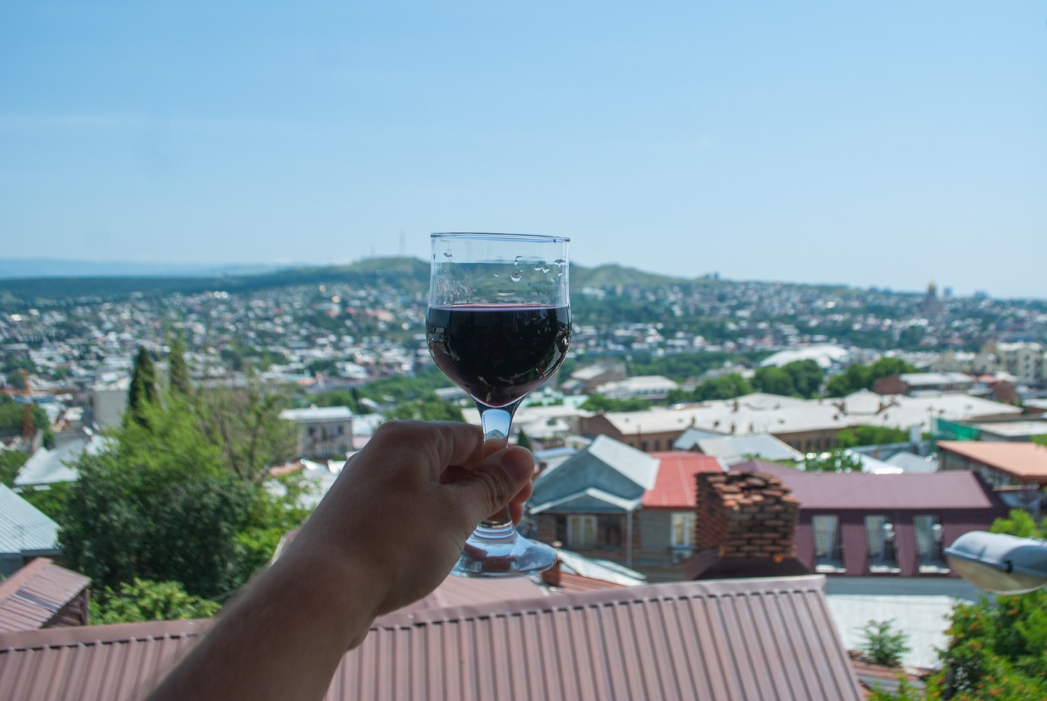 In Georgië is het feestmaal, de supra, verheven tot kunstvorm. De maaltijd wordt geleid door de tamada (de proostmeester), die de ene na de andere doordachte toast uitspreekt. Wie denkt tussendoor stilletjes aan zijn glas Georgische wijn te nippen, heeft het mis: er wordt uitsluitend gedronken nádat er officieel is geproost. En als de toost eenmaal is uitgesproken, slaat iedereen zijn glas traditioneel in één keer achterover.