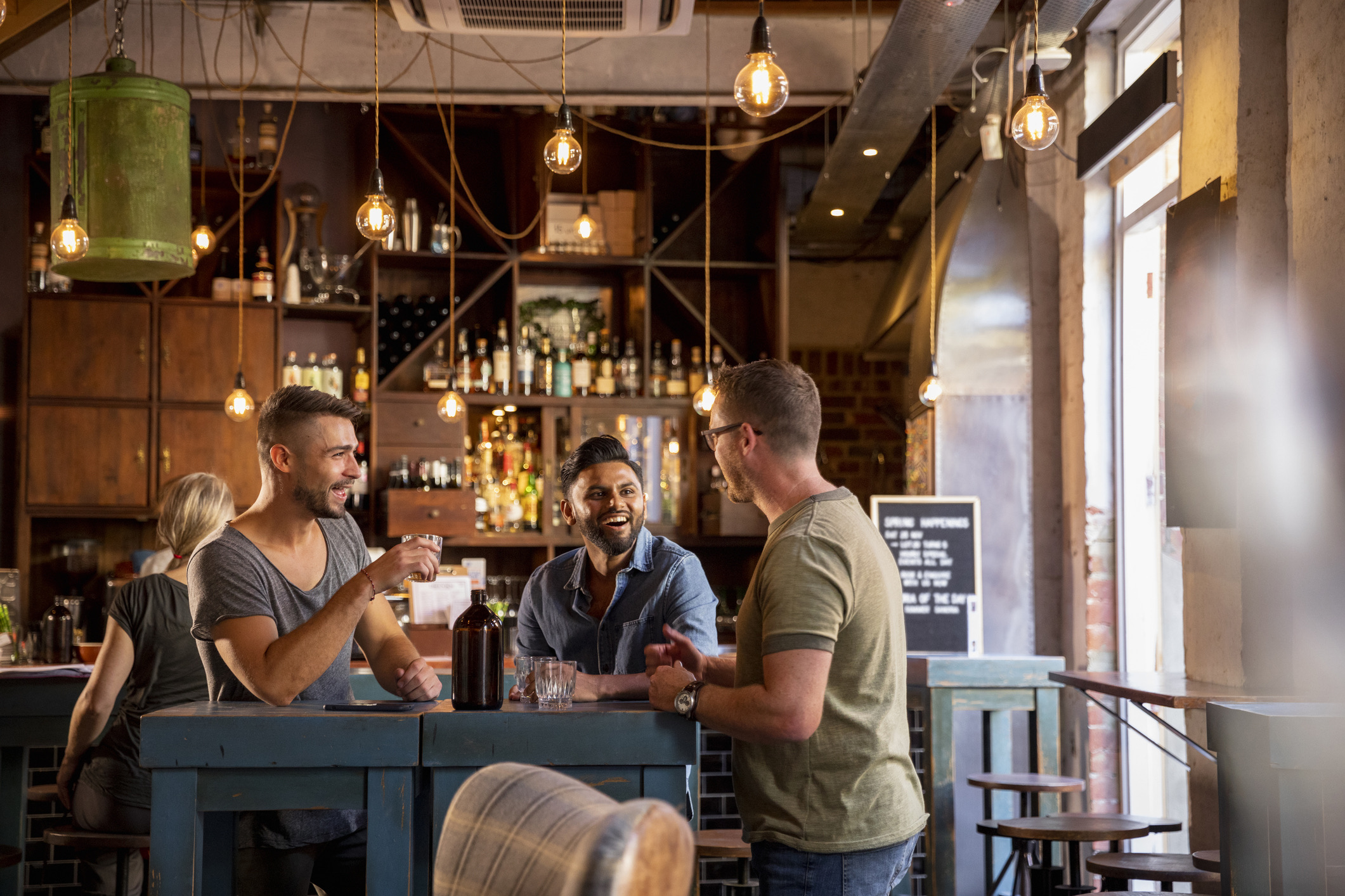 In de Australische kroegcultuur draait alles om shouting. Als je met een groep op stap gaat, haalt één iemand de eerste ronde drinken (a shout). Het is een absolute sociale zonde om de kroeg te verlaten voordat jij jouw ronde voor de hele groep hebt gehaald. Zomaar je eigen drankje bestellen en betalen terwijl de rest in een shout zit, staat te boek als asociaal.