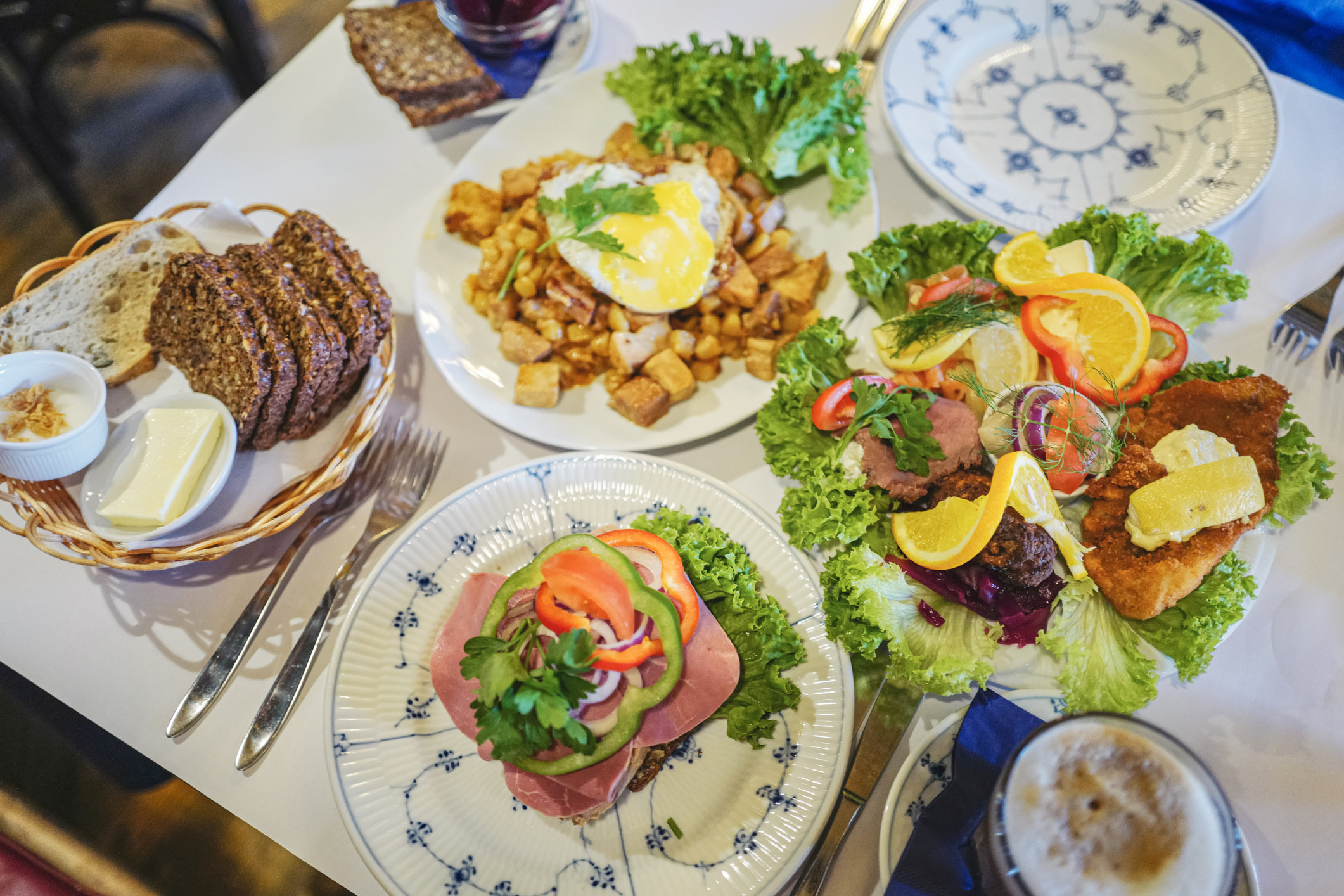 In Denemarken (en breder in Scandinavië) heerst een sterke cultuur van bescheidenheid en deugdelijkheid. Dit zie je onder meer terug aan de eet- en borreltafel. Het laatste hapje of het allerlaatste stukje brood op een schaal pak je nooit zomaar op. Het is gebruikelijk dat men het laatste stukje telkens weer halveert om te delen, totdat er slechts een minuscuul kruimeltje overblijft. Pas als de gastheer of -vrouw expliciet aandringt, mag het laatste hapje echt worden opgegeten.