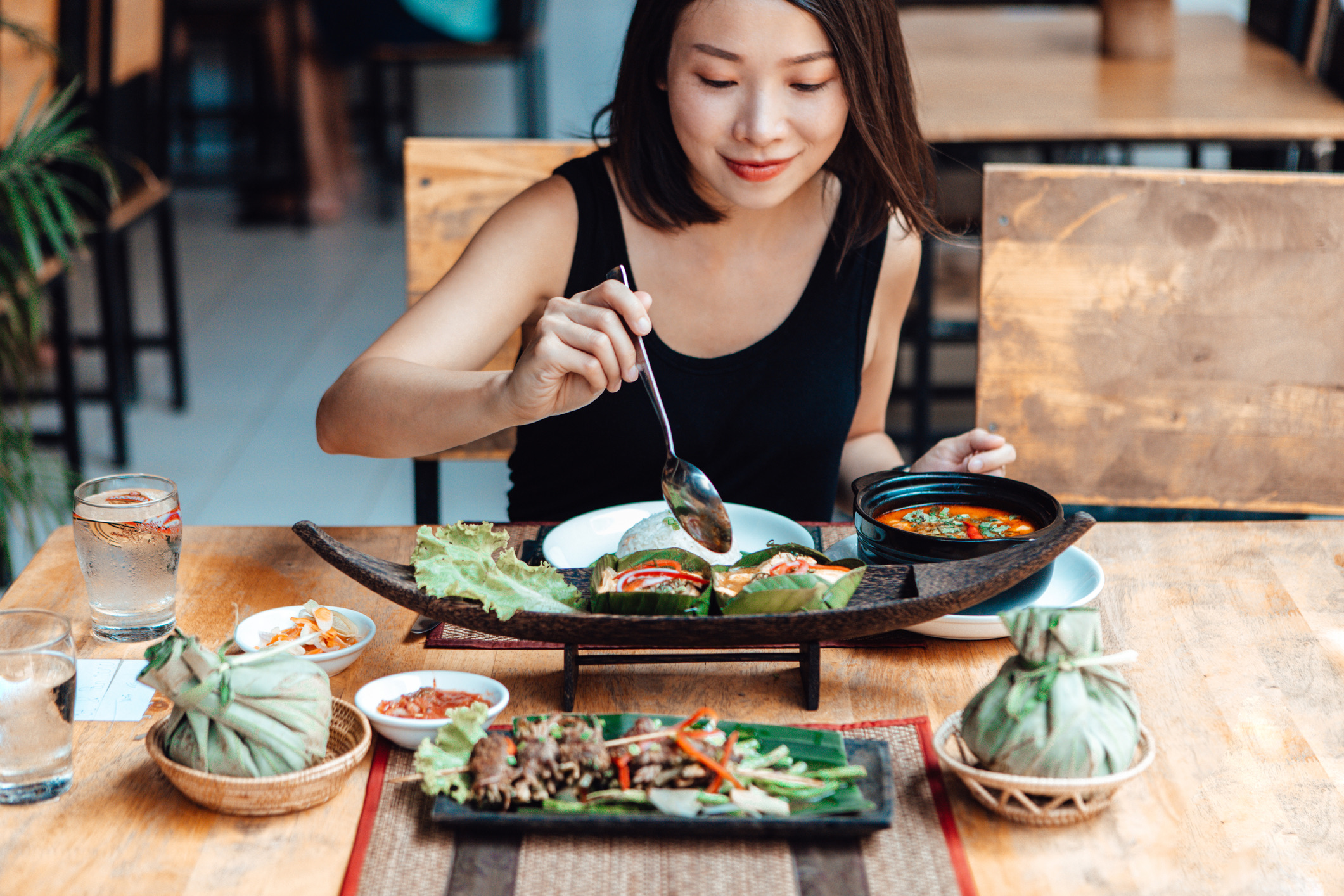 Bestel je een heerlijke pad thai of een romige massaman curry op een Thaise avondmarkt? Grijp dan niet automatisch naar de eetstokjes. In Thailand worden stokjes uitsluitend gebruikt voor noedelsoepen die in een kom worden geserveerd. Bij vrijwel alle andere maaltijden eet je met een lepel en een vork. En let op de details: de vork gebruik je alleen om het eten op je lepel te schuiven. De lepel gaat in je mond, de vork nooit. Een mes is sowieso overbodig; vrijwel alle gerechten worden in hapklare brokjes geserveerd.