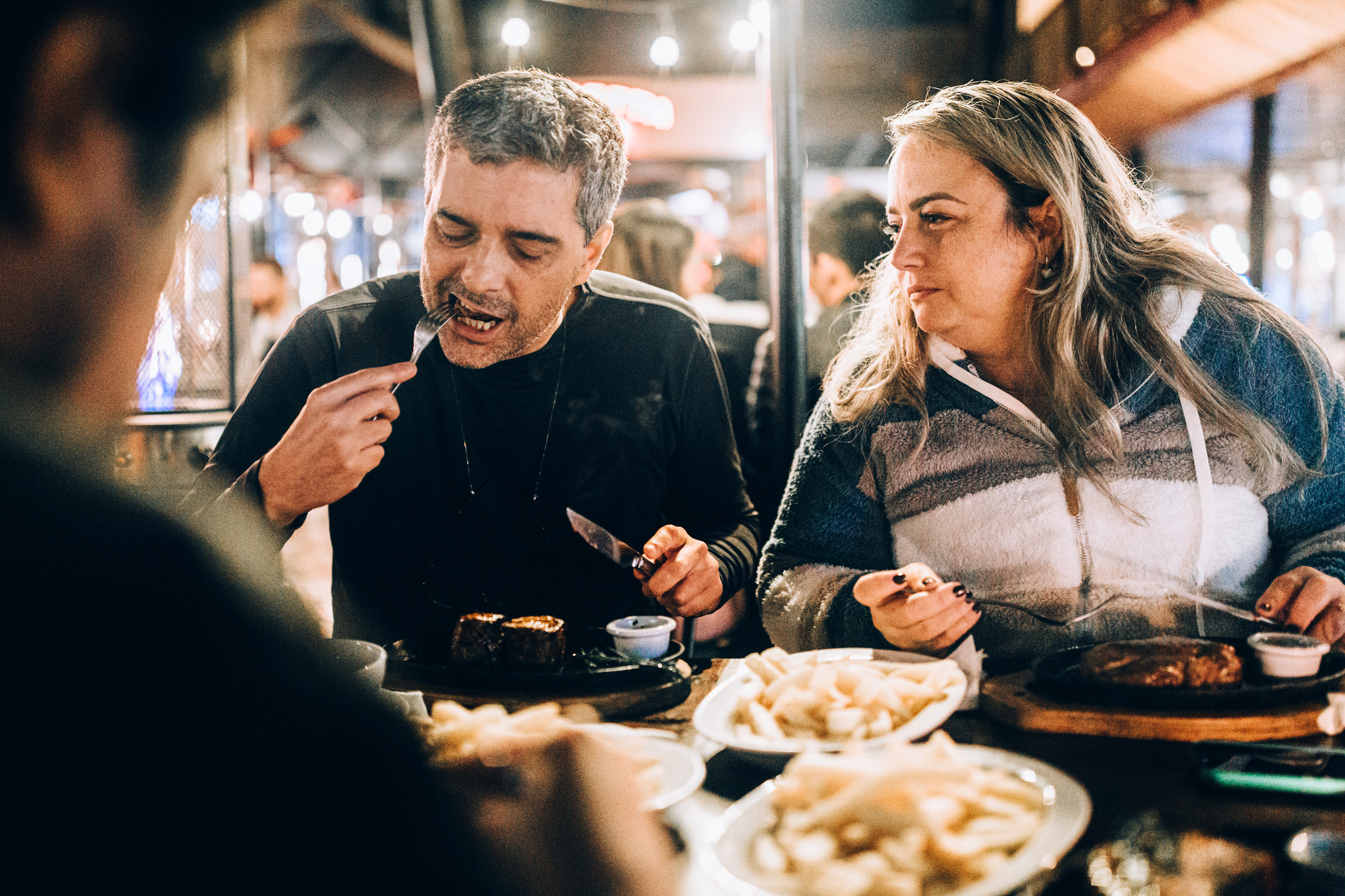 In Chili en veel andere Zuid-Amerikaanse landen worden Europese tafelmanieren strikt nageleefd. Dat betekent: bestek leg je tijdens de maaltijd niet zomaar neer en wissel je ook niet van hand (zoals Amerikanen vaak doen). Je houdt je vork in je linkerhand en je mes in je rechterhand, het hele diner lang. Rusten met je handen? Leg je polsen op de rand van de tafel, maar laat je ellebogen er nooit op steunen.