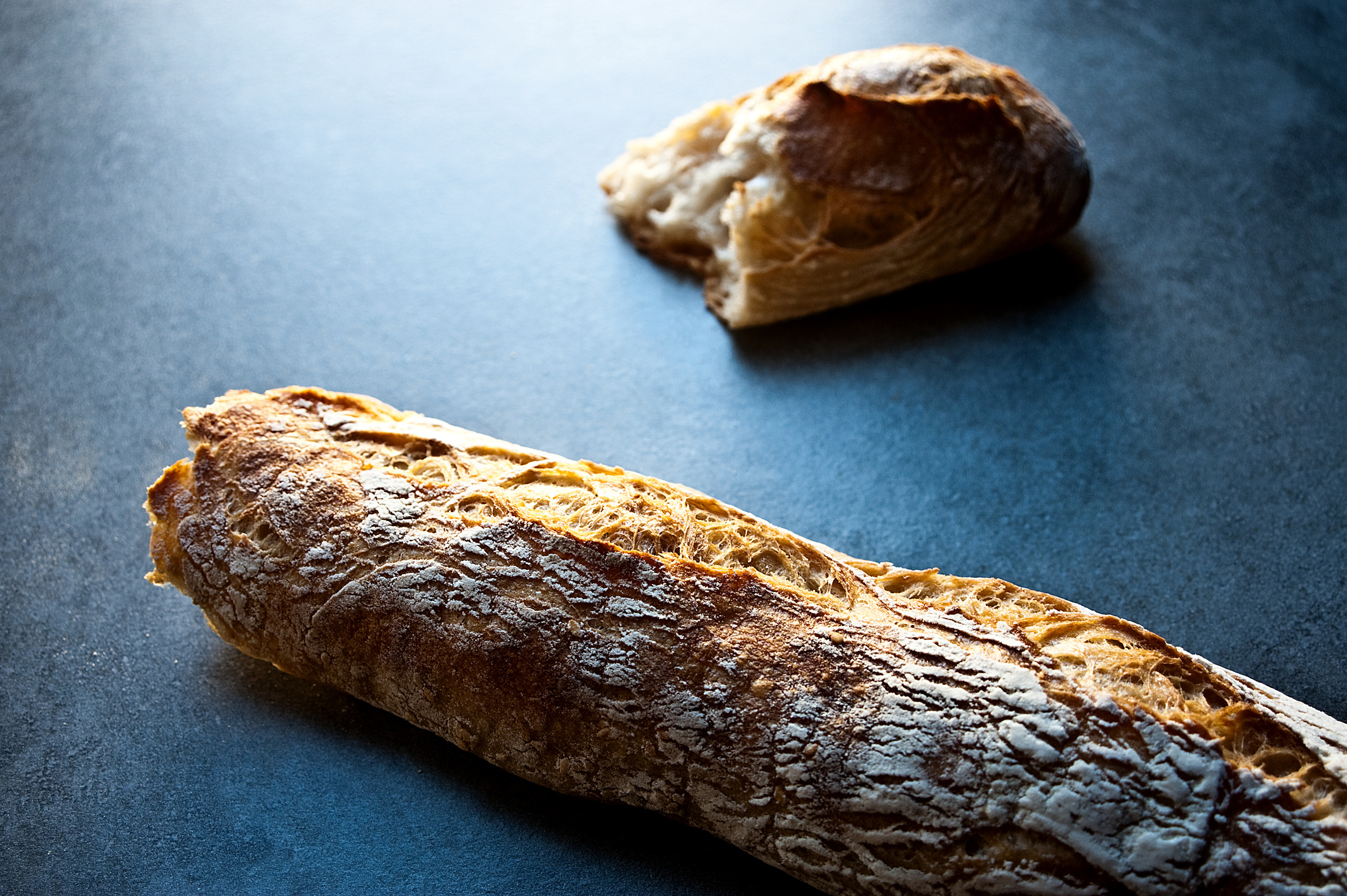 In veel landen krijg je bij binnenkomst in een restaurant een bordje voor je brood. In Frankrijk werkt dat anders. Het stokbrood (baguette) leg je direct naast je bord op het tafelkleed of de houten tafel. Je snijdt het brood bovendien niet met een mes, maar breekt het met je handen in handzame stukjes. Het brood is er niet alleen als voorgerecht, maar dient om sauzen mee op te deppen (saucer) en begeleidt de maaltijd tot aan de kaasplank.