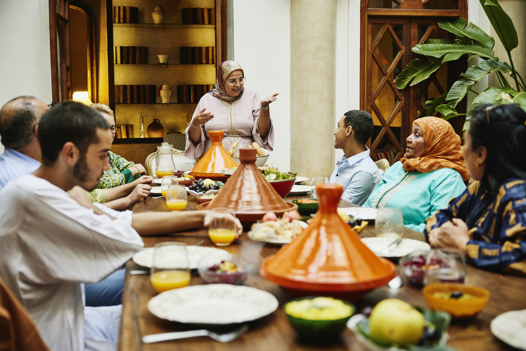 Schuif je in Marokko, Senegal of Ghana aan bij een traditionele maaltijd die uit een gemeenschappelijke schaal wordt gegeten (zoals een heerlijke tajine of jollof), gebruik dan uitsluitend je rechterhand. De linkerhand wordt in de islamitische en vele Afrikaanse culturen traditioneel gereserveerd voor hygiënische handelingen (zoals het wassen van het lichaam) en geldt aan de eettafel als onrein. Zelfs als je linkshandig bent, is het verstandig om met rechts te eten en te drinken.