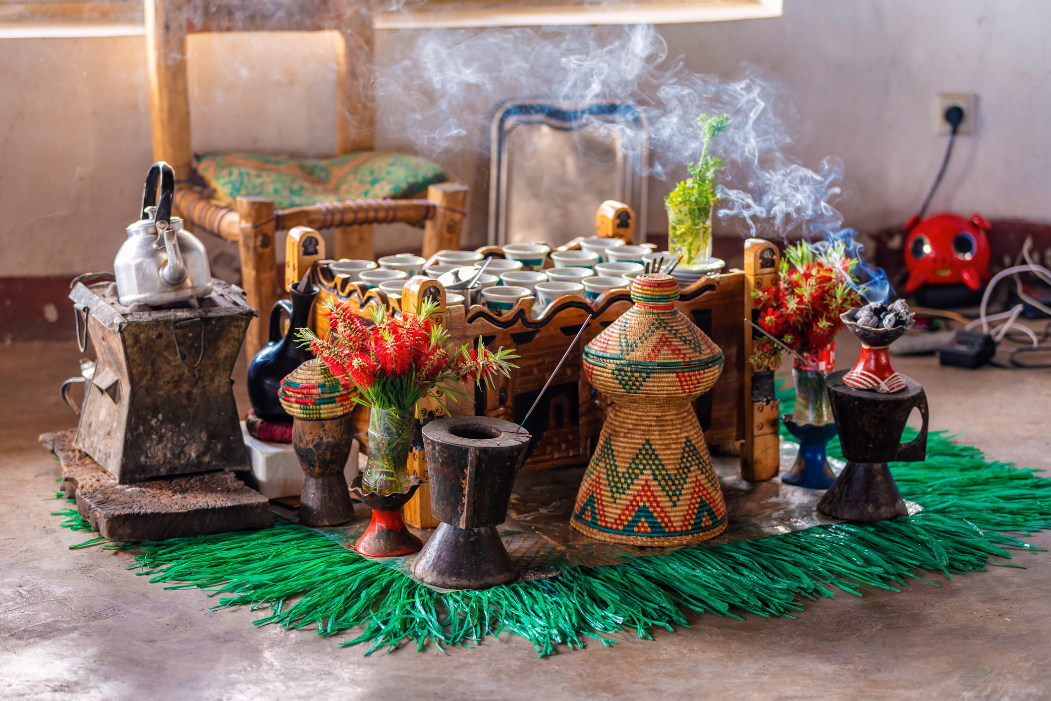 Krijg je een traditionele koffieceremonie (buna) aangeboden? Maak er dan de tijd voor vrij. Het is de gewoonte dat je drie opeenvolgende kopjes drinken accepteert. De drie rondes hebben elk een eigen naam (Abol, Tona en Berekha) en de laatste ronde staat symbool voor het ontvangen van een definitieve zegen. Midden in de ceremonie weglopen wordt als erg onbeleefd gezien.
