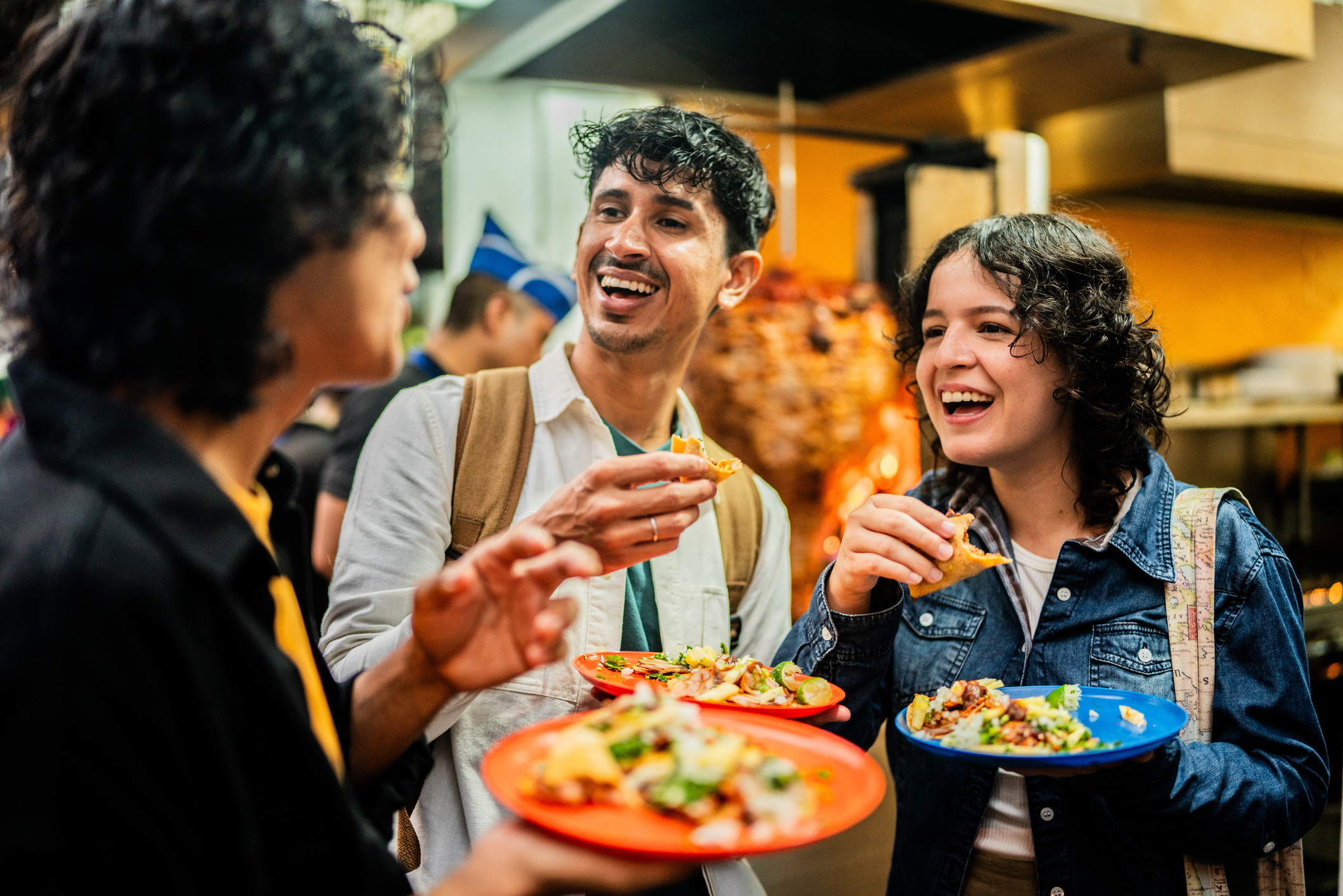 Mexicaanse klassiekers als taco’s, tlacoyo's en sopes zijn ontworpen als street food. In Mexico gebruikt werkelijk niemand bestek voor een authentieke taco van zachte maïstortilla's. Wie met mes en vork aan de haal gaat, komt al snel stijf of elitair over. En als we het toch over taco's hebben: de harde, voorgevormde frituurschalen die in westerse supermarkten als taco's worden verkocht, worden door Mexicanen als een Amerikaanse uitvinding beschouwd.