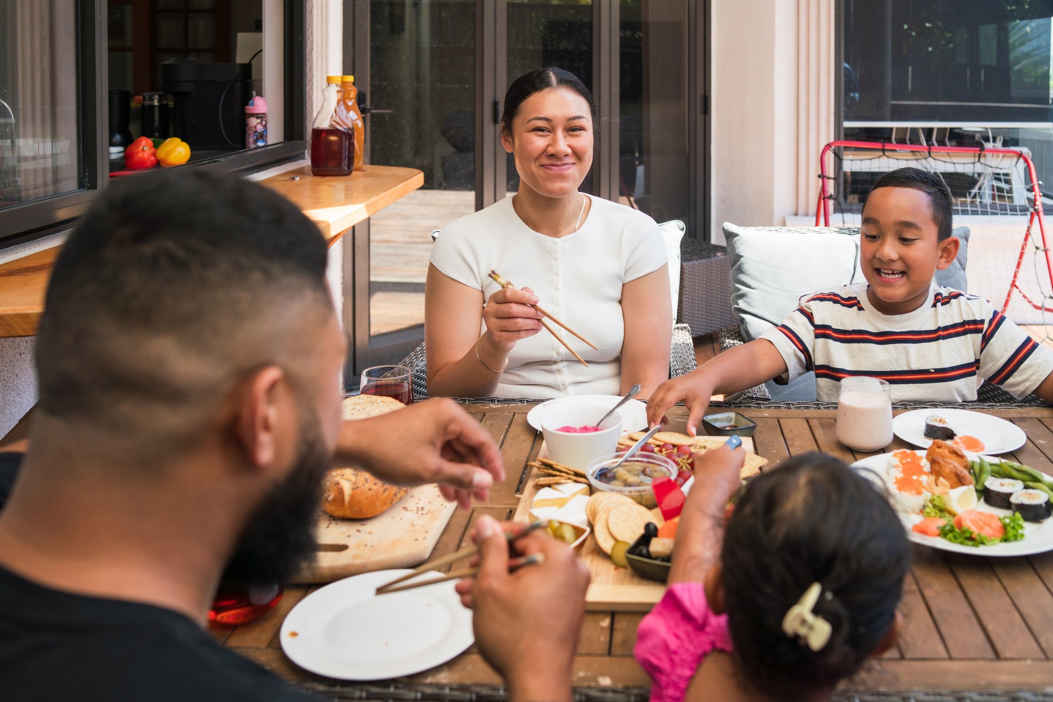 Bij een bezoek aan Nieuw-Zeeland kom je al snel in aanraking met de Maori-cultuur. Hier geldt de regel dat je nóóit op een tafel of een aanrecht gaat zitten. Tafels zijn bedoeld voor eten (noa, het gewone/veilige) en het menselijk lichaam heeft een spirituele status (tapu, illegaal/heilig om te mengen). Ook hoeden of tassen op de eettafel leggen is absoluut not done.