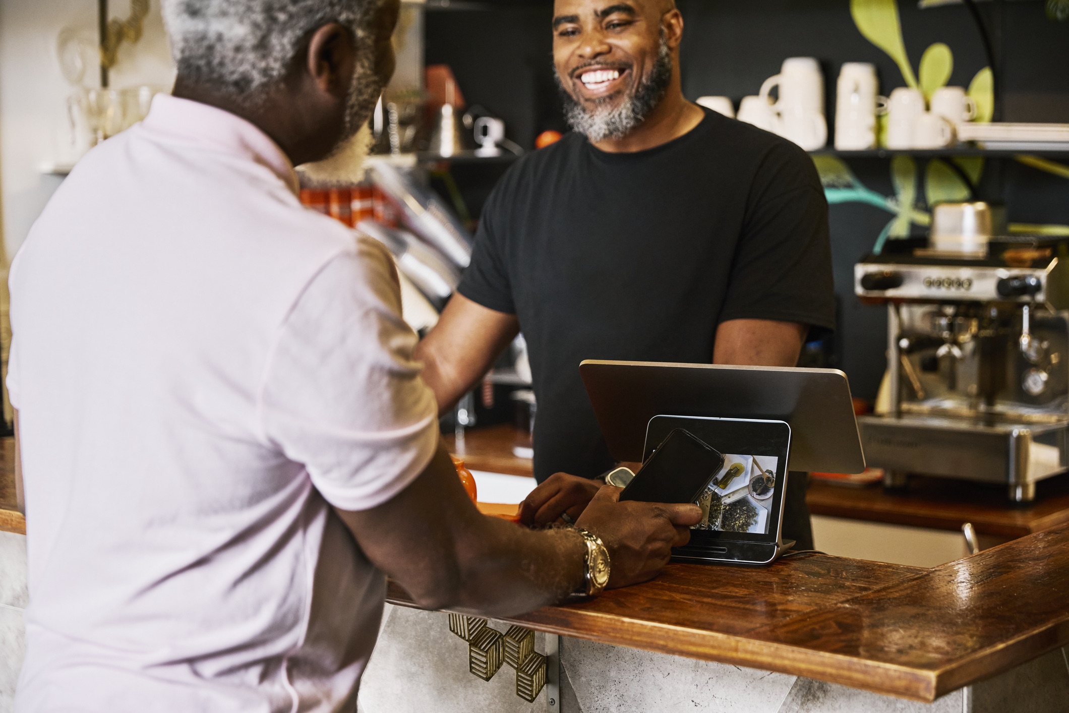 In tegenstelling tot veel Europese landen is het geven van fooi (tipping) in de Amerikaanse horeca geen vrijblijvend bedankje voor een goede service, maar een essentieel onderdeel van het salaris van de bediening. De minimale standaardfooi in restaurants ligt tussen de 18% en 20% van het totaalbedrag. Geef je niets of opvallend weinig, dan wordt dat gezien als een duidelijke verklaring dat de service ronduit misdadig slecht was.