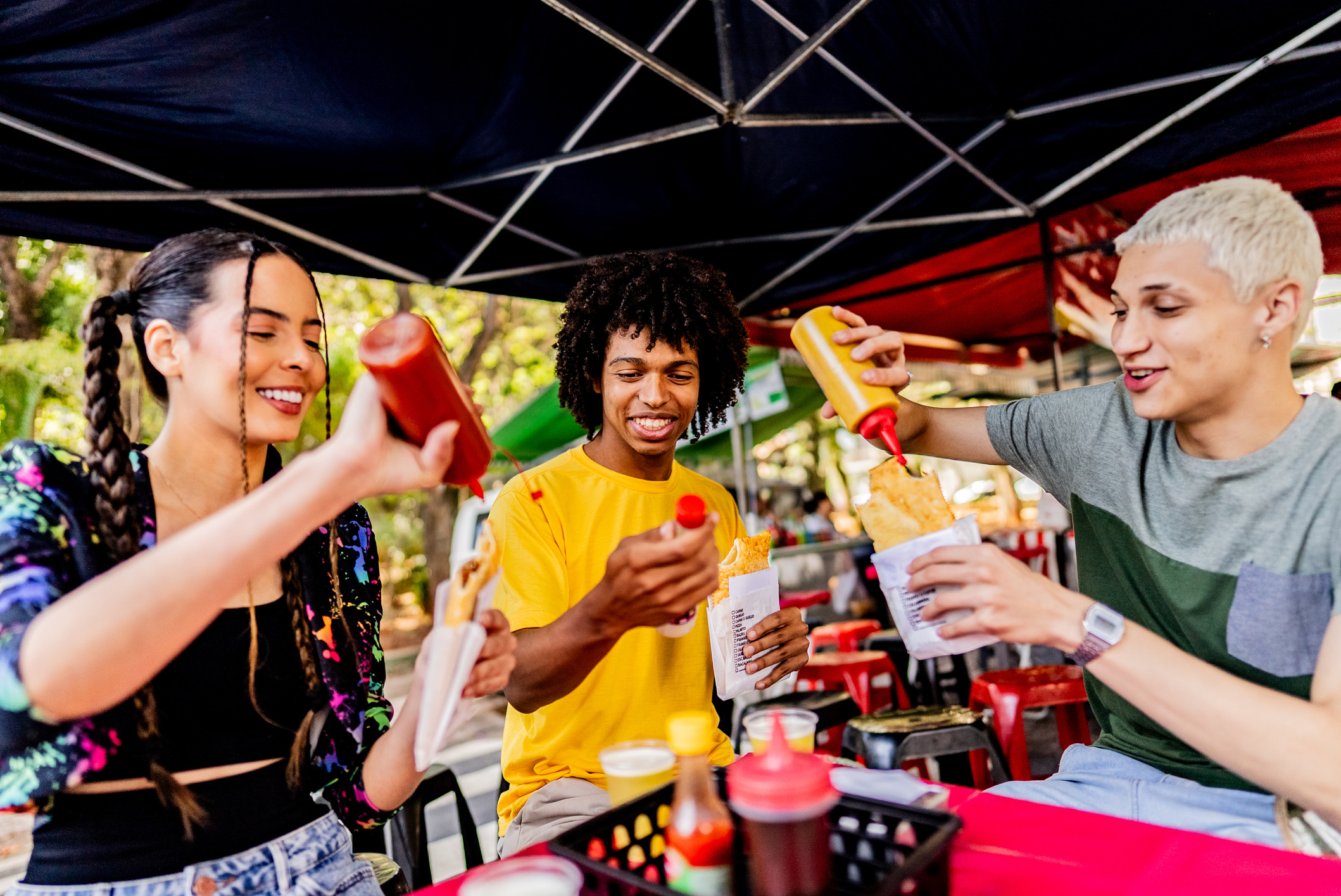 Waar je in Mexico je taco's met je handen eet, geldt in Brazilië het tegenovergestelde. Zelfs als je pizza, kipvleugeltjes of een snelle snack bij een straattentje eet, raak je het eten bij voorkeur niet rechtstreeks met je blote vingers aan. Gebruik bestek of pak de snack vast met een klein servetje. Je handen gelden in de Braziliaanse eetcultuur al snel als 'onhygiënisch' aan tafel.