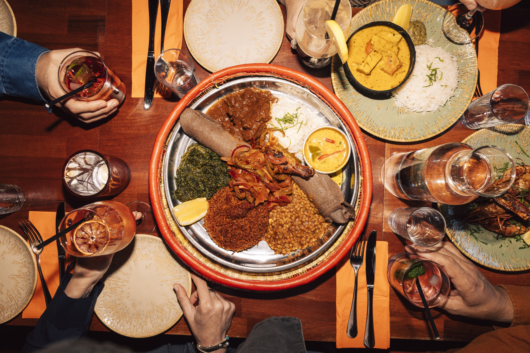 In Ethiopië eet je de maaltijd (injera, een zuurdesempannenkoek met verschillende stoofpotten) met je handen. Maar schrik niet als je tafelgenoot plotseling een stukje eten voert aan jou! Dit heet gursha: een traditioneel gebaar van liefde, respect en gastvrijheid. Hoe groter het brok eten dat iemand in je mond stopt, hoe groter de vriendschap. Een gursha weigeren geldt als een grove belediging.