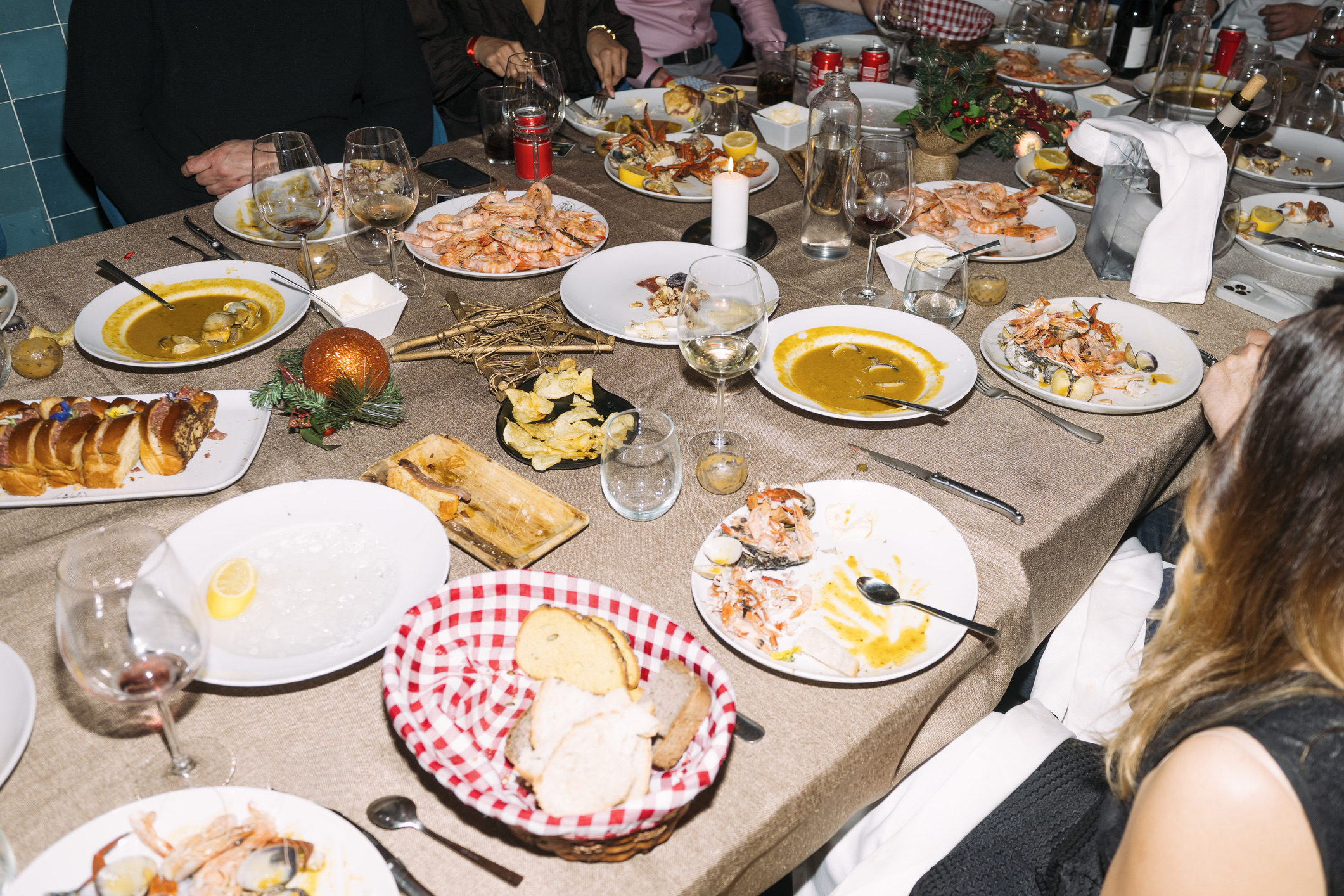 In Spanje is een maaltijd geen snelle tussenstop, maar een sociale gebeurtenis. Na het eten opstaan en meteen weglopen is er niet bij. Spanjaarden kennen hiervoor het begrip sobremesa: het urenlang natafelen, kletsen en nagenieten met een digestief of espresso. En nog een kleine do-not voor de lunch: doop je brood nooit in de soep. Brood gebruik je om mee te eten of om borden mee schoon te vegen, maar onderdompelen in soep geldt als ongemanierd.