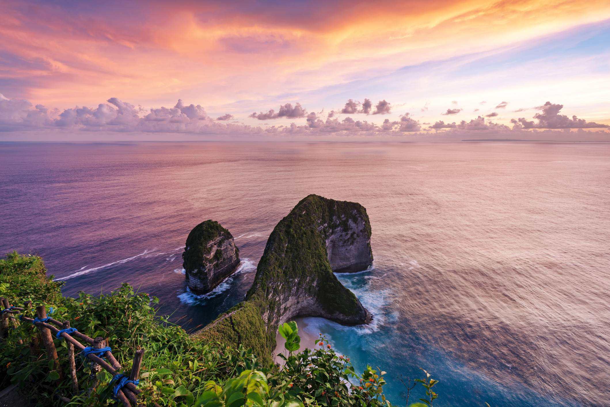 'De T-Rex, zo wordt de uitstulpende klif bij Kelingking Beach op Nusa Penida ook wel genoemd. En ik snap wel waarom. Met een beetje fantasie zie je er een enorm, prehistorisch gevaarte in dat op het strand zijn roes ligt uit te slapen. Er loopt een steil pad over zijn ruggengraat, met een fantastisch uitzicht over de azuurblauwe zee. Heb je de tijd en een goede conditie? Volg de uitdagende afdaling dan helemaal naar beneden en neem een frisse duik in het water.' — Columbus-hoofdredacteur Mark Mackintosh