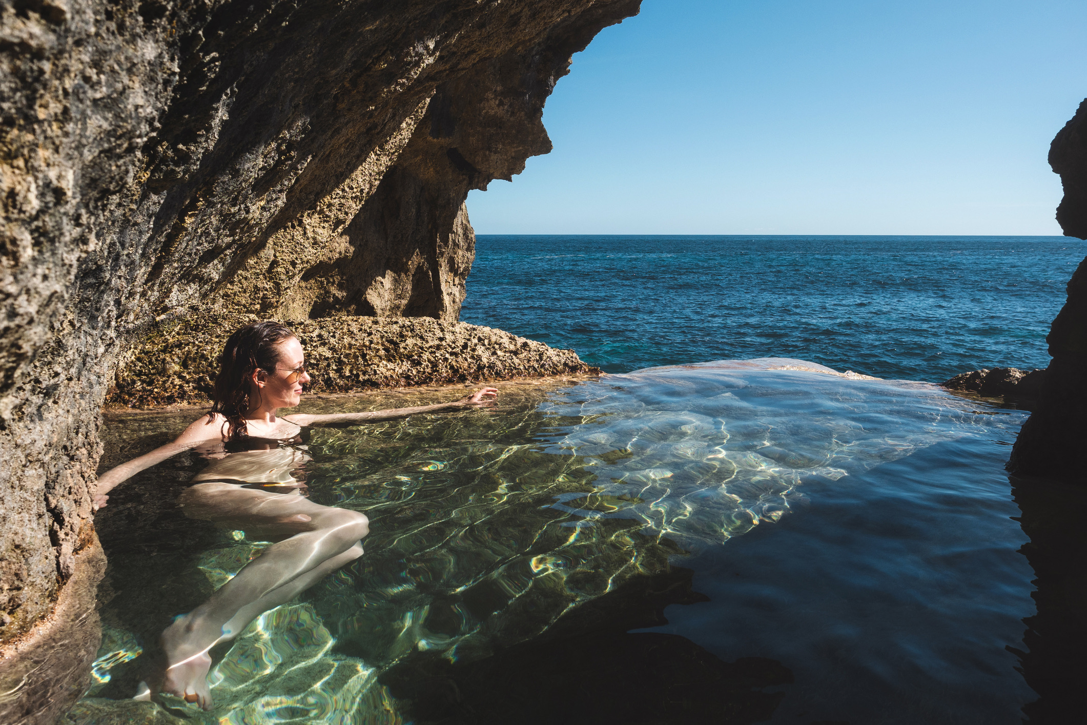 Bali heeft misschien wel de hoogste dichtheid aan infinitypools ter wereld, maar de mooiste vind je gewoon in de vrije natuur. Maak de oversteek naar Nusa Penida en daal via de opvallende blauwe trappen af naar de Peguyangan-waterval. Onderaan de klif wacht een natuurlijk zwembad met een spectaculair uitzicht over de oceaan. Neem plaats onder het kletterende stroompje en je krijgt er een gratis rugmassage bij.