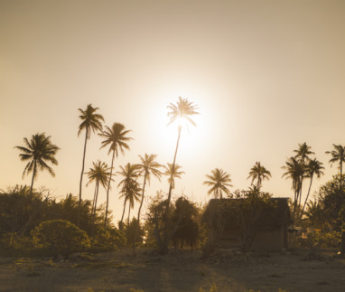 Hutjes met zonsondergang in Frans-Polynesië