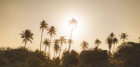 Hutjes met zonsondergang in Frans-Polynesië