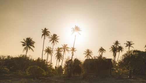 Hutjes met zonsondergang in Frans-Polynesië