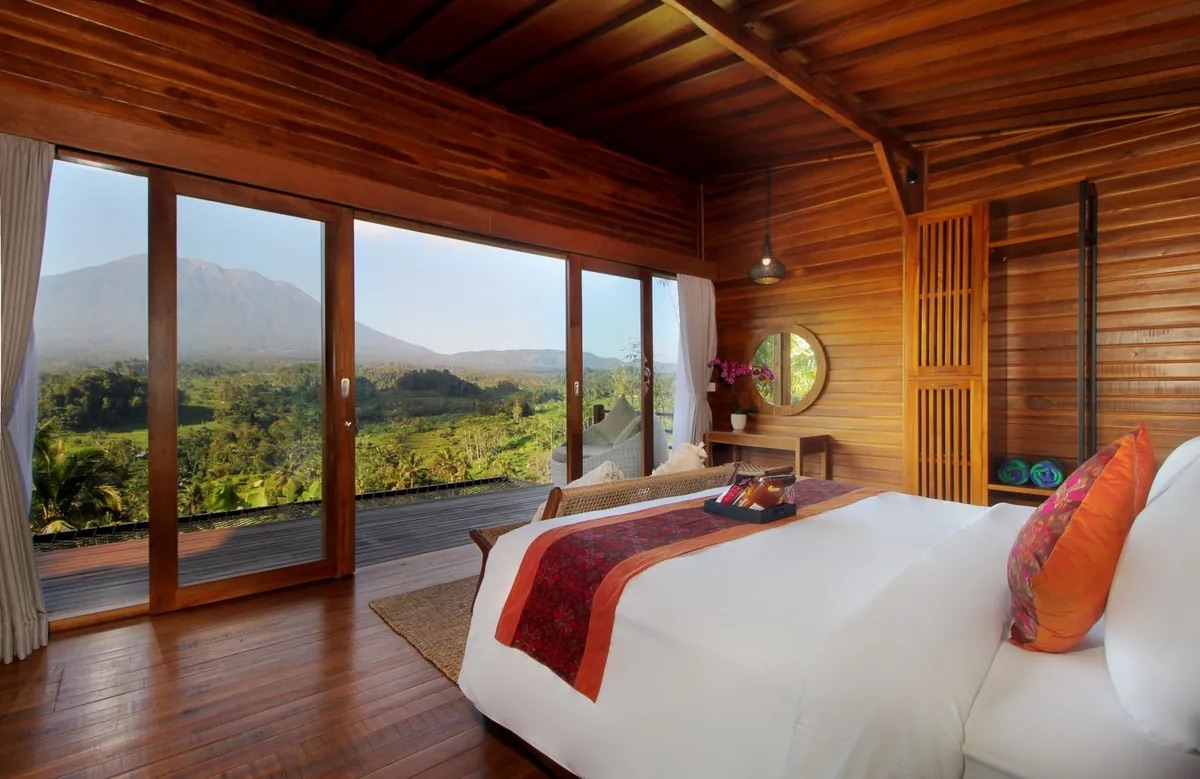In een van de vier weidse villa’s van Patal Kikian kijk je vanuit je luie stoel op de veranda uit over de groene rijstvelden en bossen rondom Sidemen. Hier ervaar je alle privacy die je maar kunt wensen en word je op je wenken bediend met verrukkelijk lokaal eten (probeer de tempeh). Hoewel de huizen van binnen een tikkie nostalgisch aanvoelen, is de sfeer er magisch en spiritueel — alsof je je in een stil tempelcomplex bevindt. En wie weet slaapt er wel een beroemdheid in de villa naast je: Mick Jagger, David Bowie en Roman Polanski gingen je hier al voor.