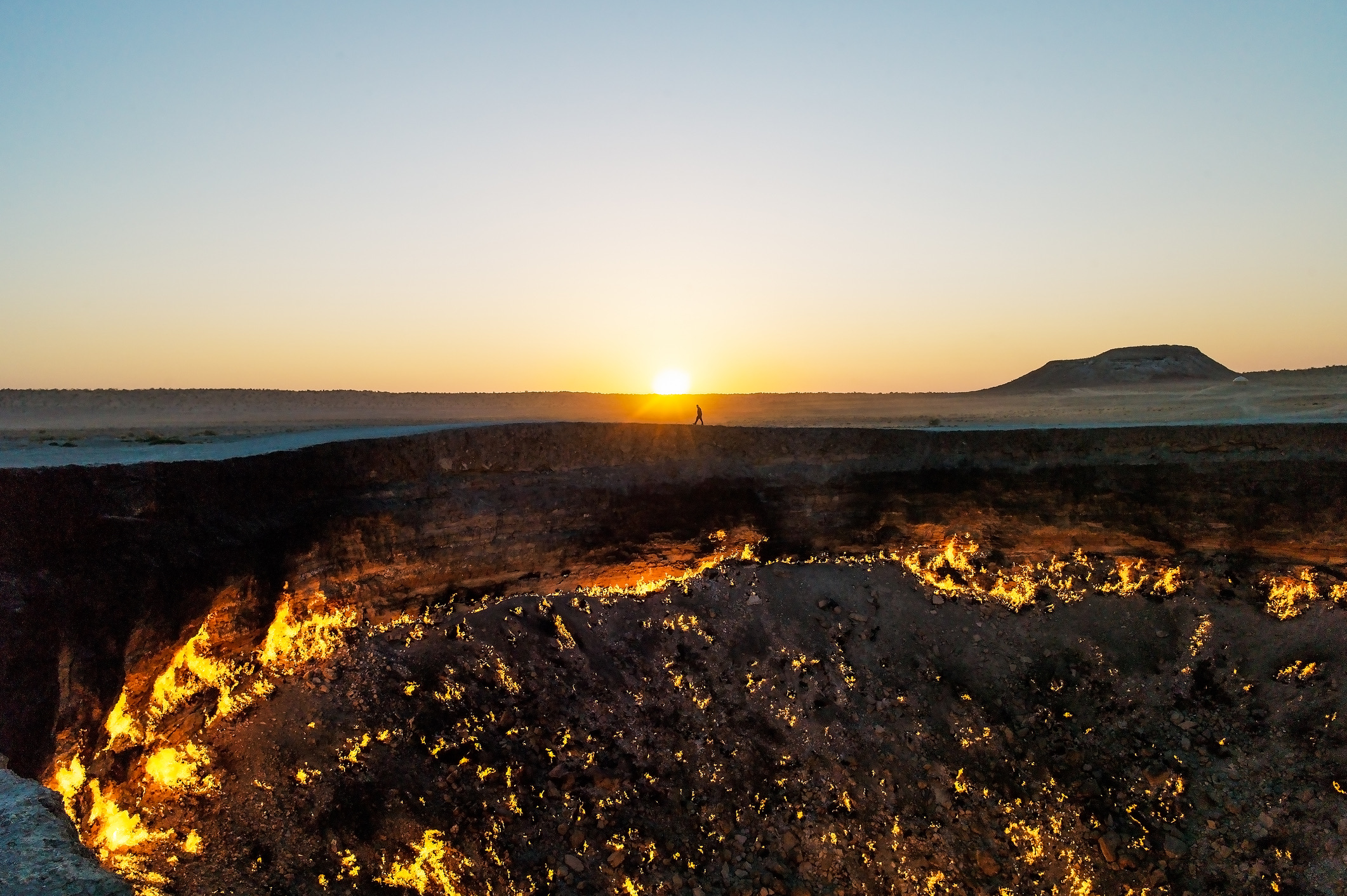 Midden in de snikhete Karakum-woestijn in Turkmenistan ligt een van de meest bizarre menselijke achterlatenschappen ter wereld: de Darvaza-gaskrater. Deze zeventig meter brede en dertig meter diepe krater staat al sinds de jaren zeventig van de vorige eeuw onafgebroken in brand.