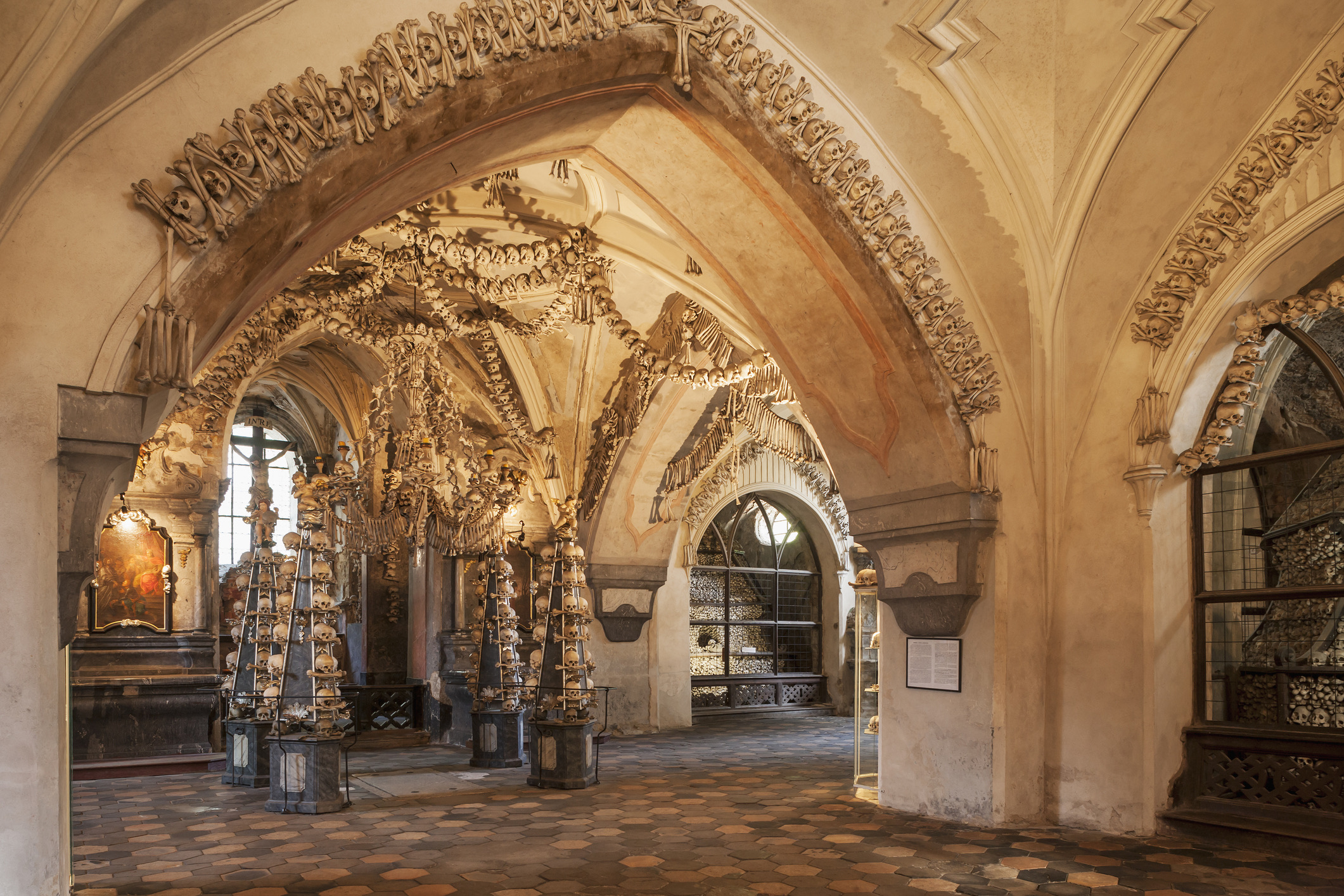 In het Tsjechische stadje Kutná Hora bevindt zich een kleine gotische kapel met een wel heel buitengewoon interieur. Onder de Allerheiligenkerk ligt het Sedlec-ossuarium, waarin de stoffelijke overschotten van naar schatting 40.000 tot 70.000 mensen zijn verwerkt tot artistieke decoraties.