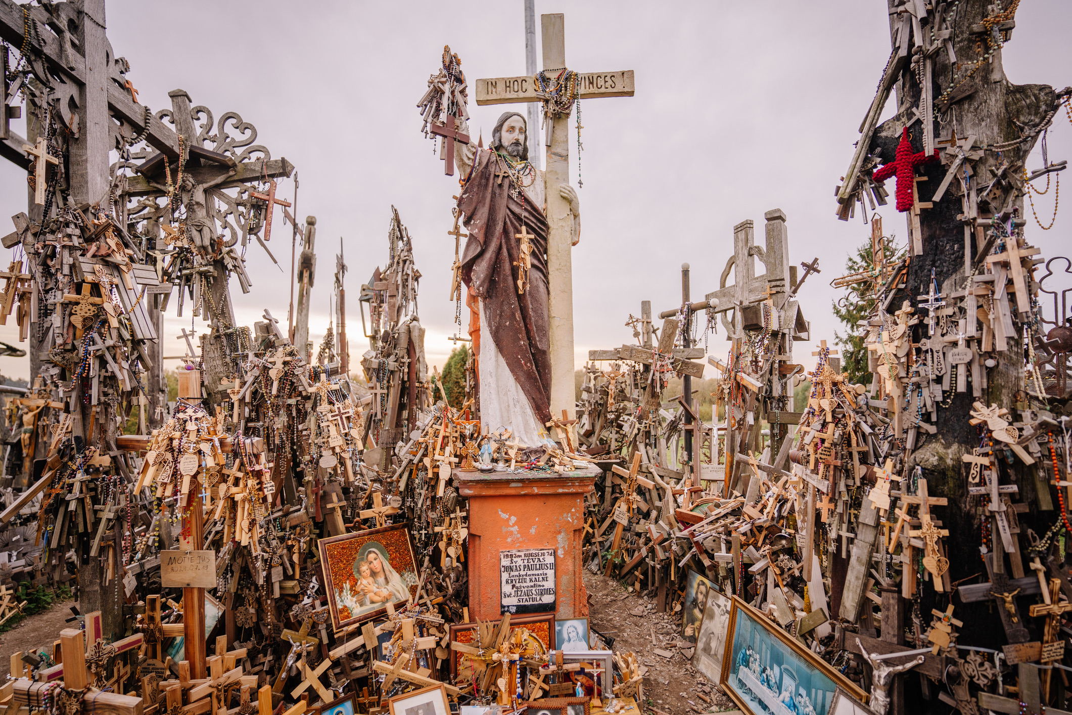 Vlak bij de stad Šiauliai in het noorden van Litouwen verrijst Kryžių Kalnas, oftewel de Kruizenheuvel. Wat op het eerste gezicht oogt als een vervreemdend decor, is in werkelijkheid een van de belangrijkste nationale en religieuze symbolen van het land.