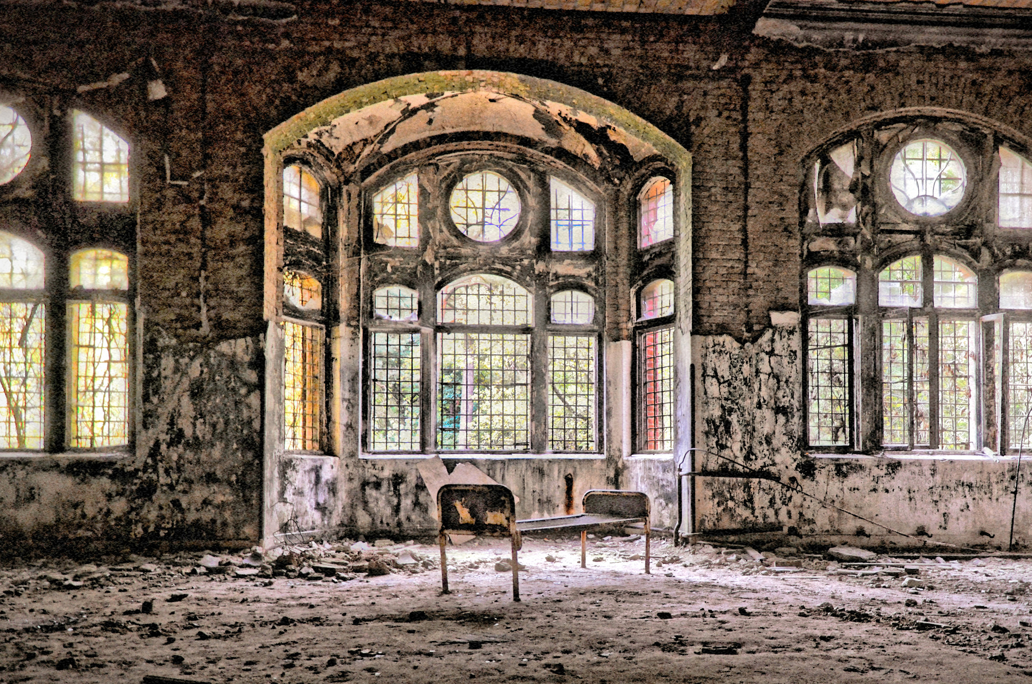 Op een steenworp afstand van Berlijn verrijst het indrukwekkende complex van Beelitz-Heilstätten. Dit Duitse sanatorium werd aan het einde van de negentiende eeuw gebouwd om tuberculosepatiënten op te vangen. Het gigantische terrein speelde een grote rol tijdens beide wereldoorlogen en diende na 1945 decennialang als militair hospitaal voor het Sovjetleger.