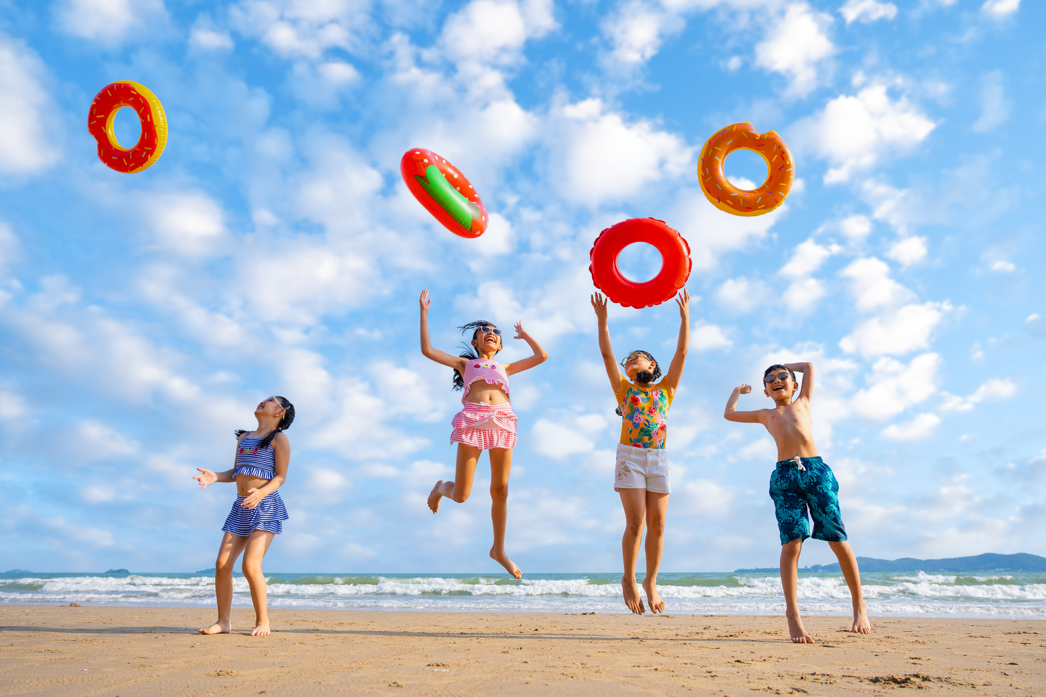 Bovendien werken gelukkige herinneringen aan familiereizen als een soort 'emotioneel anker' voor de toekomst. Wanneer het op latere leeftijd even tegenzit, helpt de herinnering aan die warme, onbezorgde momenten met het gezin om stress te verlagen en problemen met een nieuw gevoel voor perspectief te benaderen. Snel een mooi avontuur met je kinderen plannen, dus!