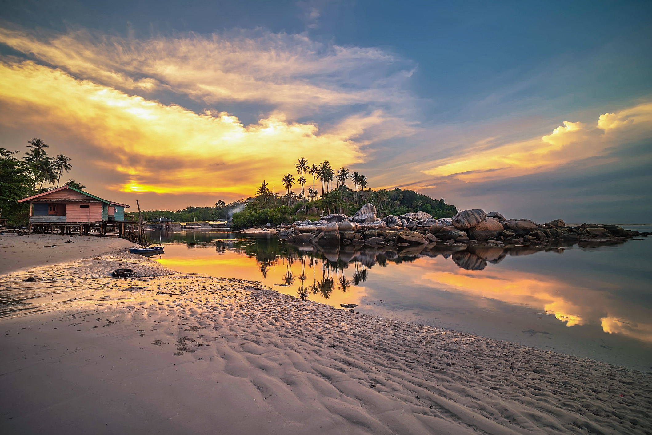 De Indonesische overheid ziet veel potentie in Bintan. Het eiland voor de kust van Singapore en Maleisië wordt zelfs gepromoot als ‘de op-een-na beste toeristenbestemming, na Bali’. Laat je daar vooral niet door afschrikken. Het toerisme komt maar langzaam op gang en de meeste resorts liggen in afgeschermde stroken aan de noord- en oostkant van het eiland.