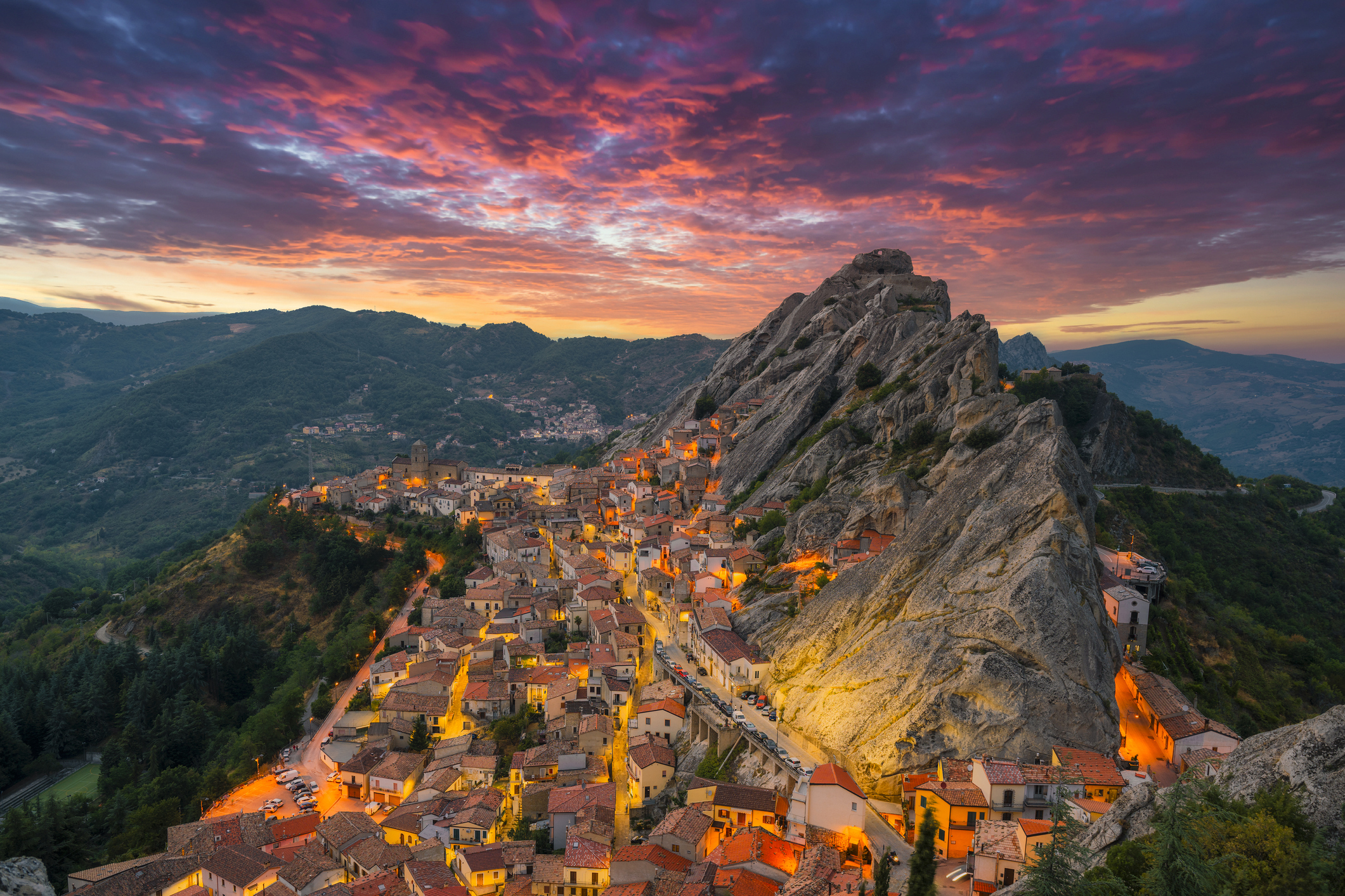 Sla bij een bezoek aan Nationaal Park Appennino Lucano Val d’Agri Lagonegrese de dramatisch tegen de bergwand geplakte dorpen Pietrapertosa en Castelmezzano niet over, twee van I Borghi più Belli d’Italia.