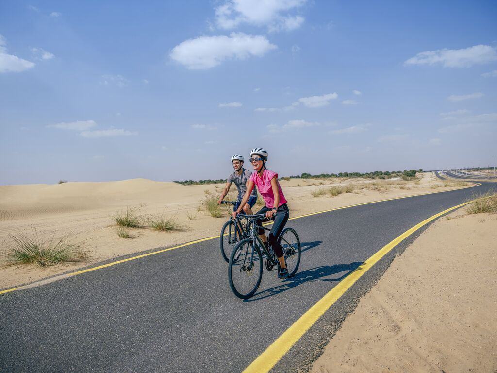 In Dubai ruil je het beton gemakkelijk in voor zand. Al Qudra is een woestijnoase aan de zuidrand van de stad. Eromheen loopt een fietspad van vijftig kilometer (Route 1). Ervaren fietsers kunnen het rondje verder uitbreiden tot 86 kilometer (Route 2 en 3). 
