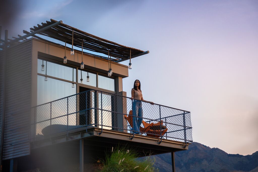 Hatta Art Hub is een toevluchtsoord voor reizigers die zich willen onderdompelen in kunst, yoga, meditatie en andere gezondheidsrituelen. Hier boek je een kamer of spectaculaire koepeltent, en luier je bij het zwembad. Op het erf scharrelen schapen en geiten rond. Het hogerop gelegen platform is de perfecte plek voor een yoga- of meditatiesessie tijdens zonsopkomst of -ondergang.