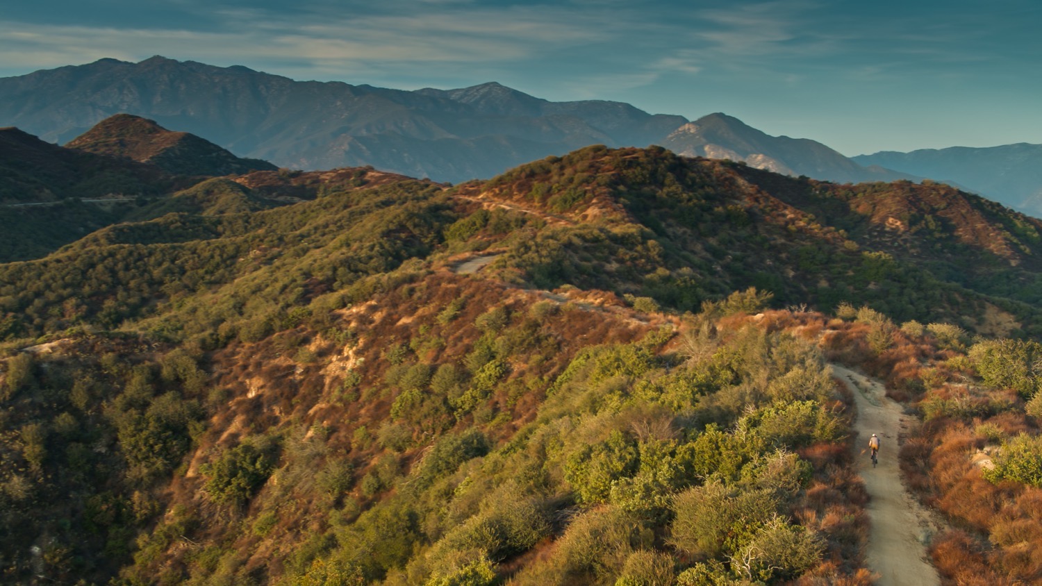 Een drone-opname van een eenzame mannelijke fietser op Glendora Mountain Road in het San Gabriel-gebergte in Zuid-Californië.