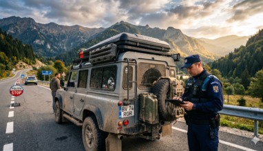 Politie-agent bekeurt vuile auto in Roemenië of Bulgarije