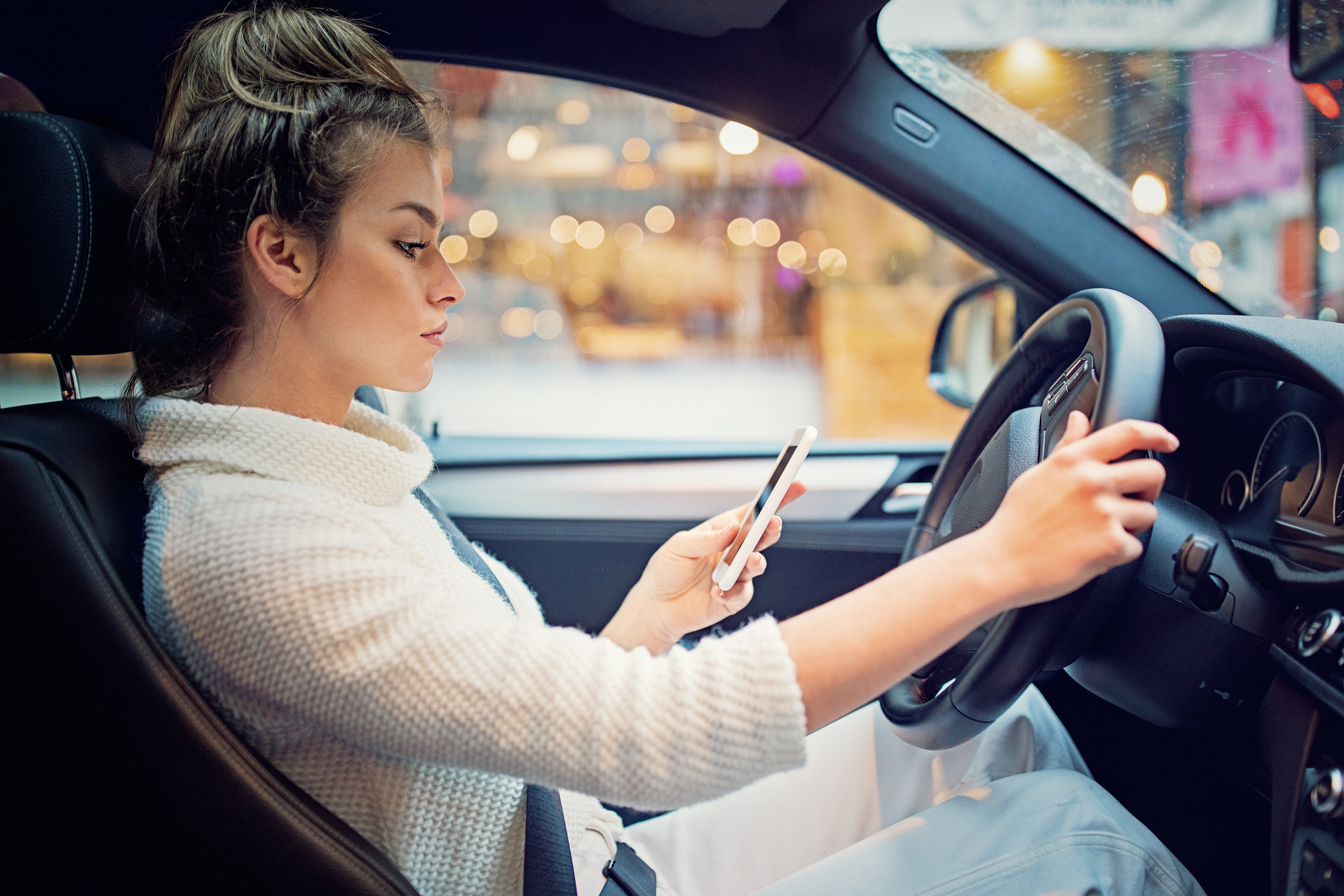Wie in België tijdens het rijden zijn telefoon vasthoudt of even snel zijn appjes checkt en wordt gesnapt, is direct de sjaak. De politie mag sinds kort direct je rijbewijs fysiek invorderen voor ten minste vijftien dagen. Deze keiharde regel geldt onverbiddelijk ook voor buitenlanders!