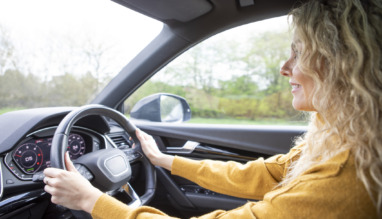 Vrouw rijdt links in auto