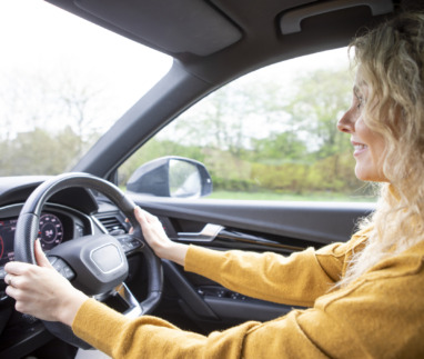 Vrouw rijdt links in auto
