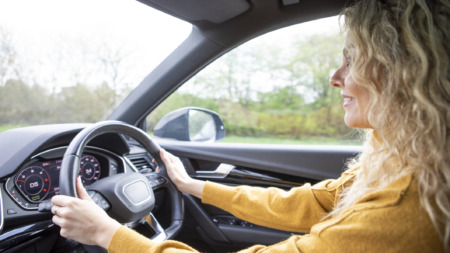 Vrouw rijdt links in auto